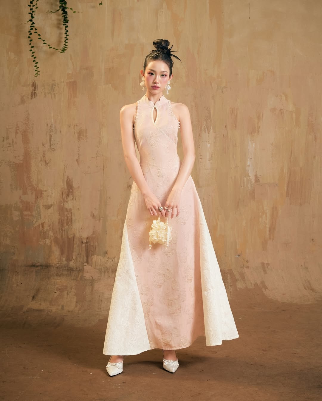 Tambahkan lebih pesona dengan pakaian yếm yang cantik pada percutian Tet - Foto 7. Thêm đằm thắm với các trang phục yếm xinh ngày tết- Ảnh 7.