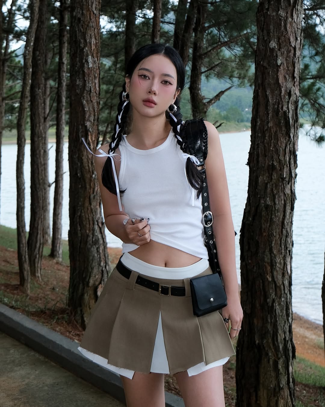 İlkbaharda kısa etekle kişiliğinizi güvenle sergileyin - Fotoğraf 7. Tự tin khoe cá tính ngày xuân với chân váy ngắn- Ảnh 7.