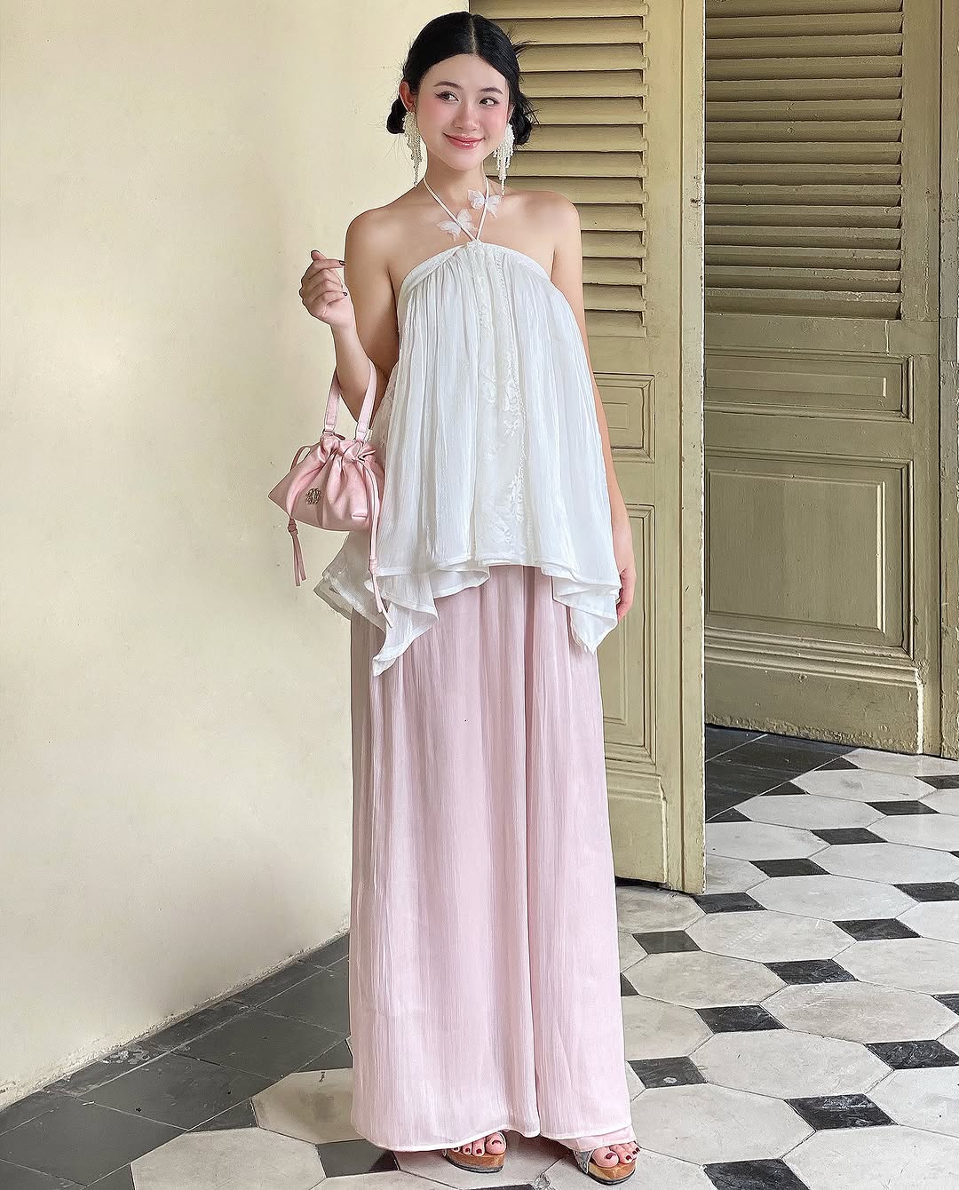 Tambahkan lebih pesona dengan pakaian yếm yang cantik pada percutian Tet - Foto 8. Thêm đằm thắm với các trang phục yếm xinh ngày tết- Ảnh 8.