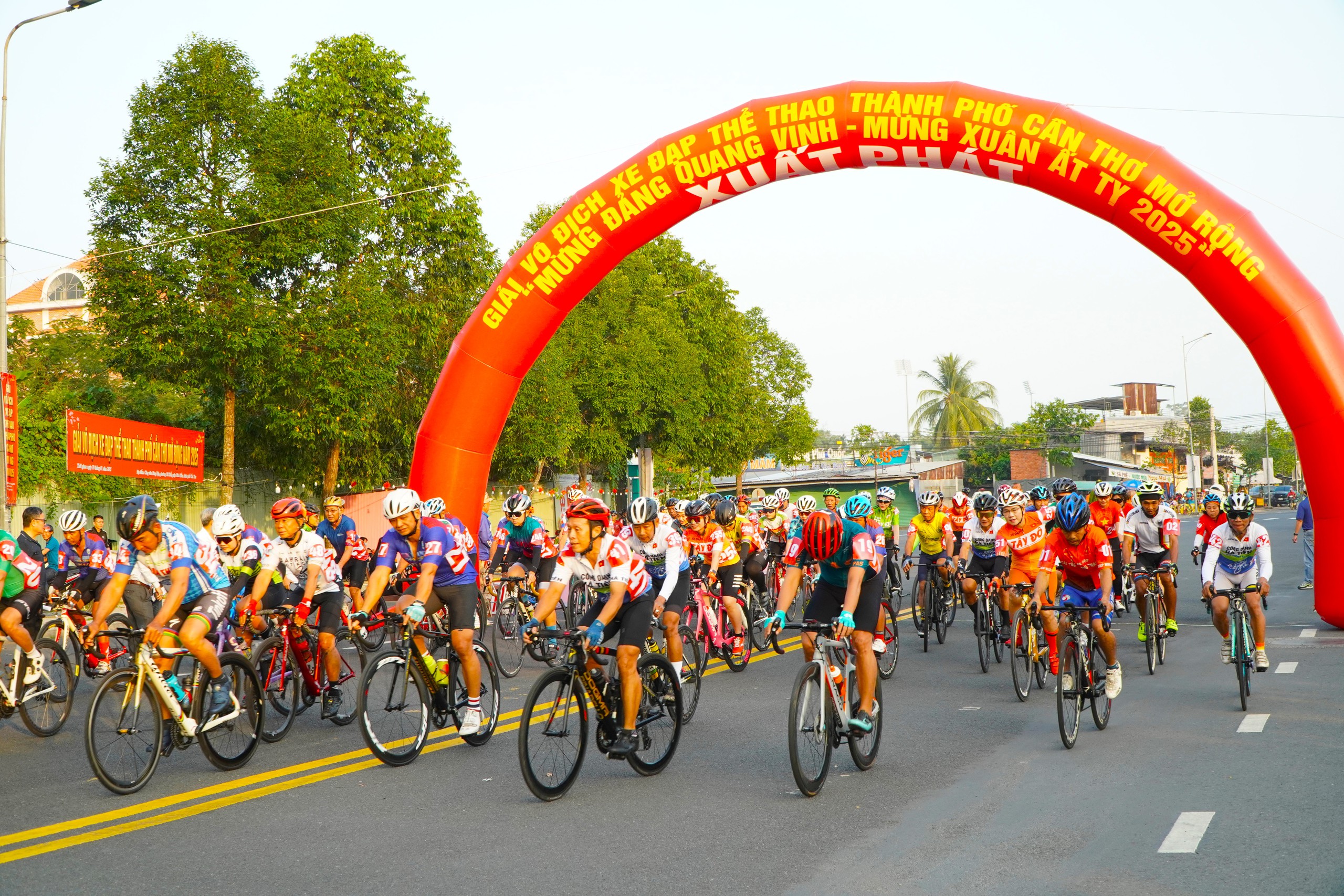 Can Tho organizes a bicycle and lion race to celebrate At Ty spring - Photo 2.