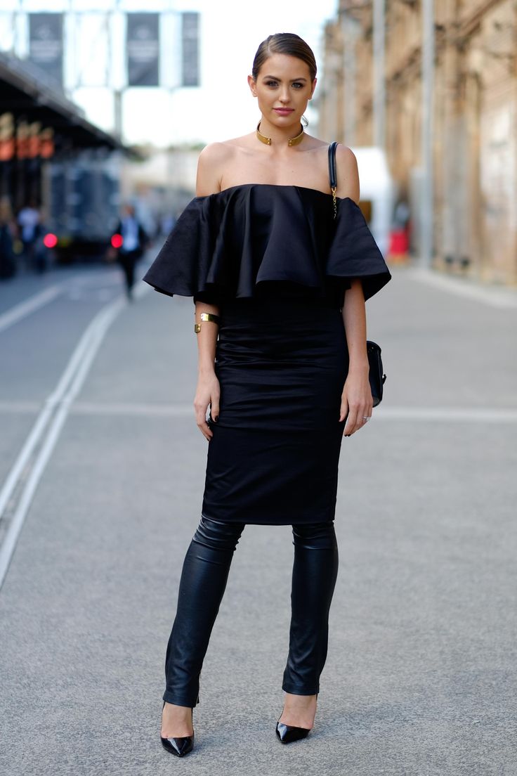 Leggings et jupes courtes, nouveau style dans les rues du printemps 2025 - Photo 4. Quần legging và váy ngắn, phong cách mới mẻ trên đường phố mùa xuân 2025- Ảnh 4.