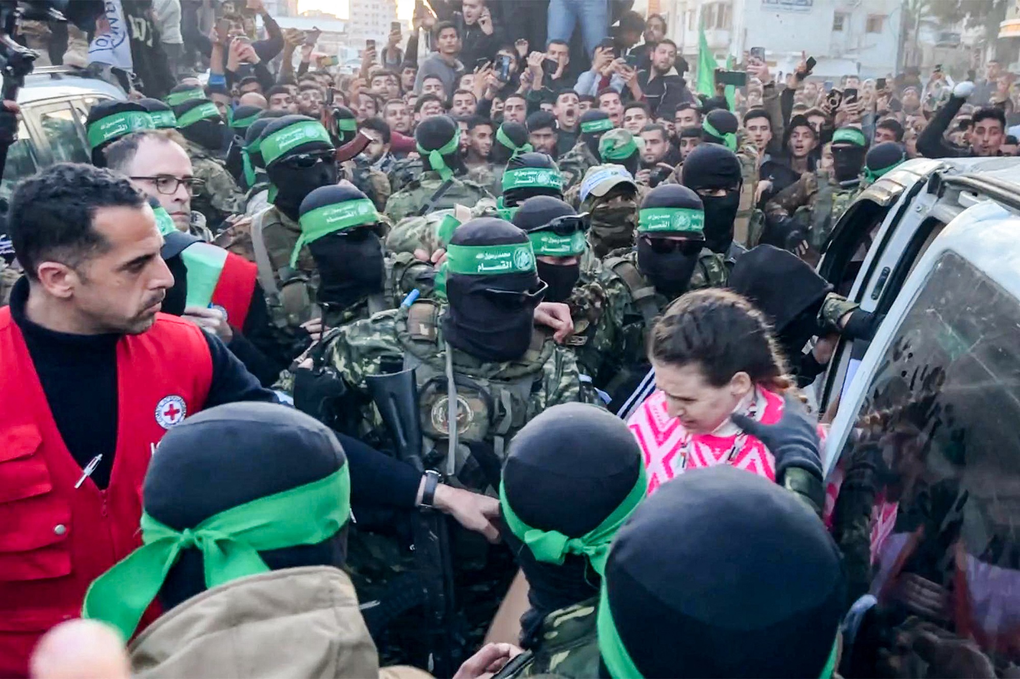 Hamas released the first 3 hostages after the ceasefire agreement with Israel in Gaza - Photo 2.