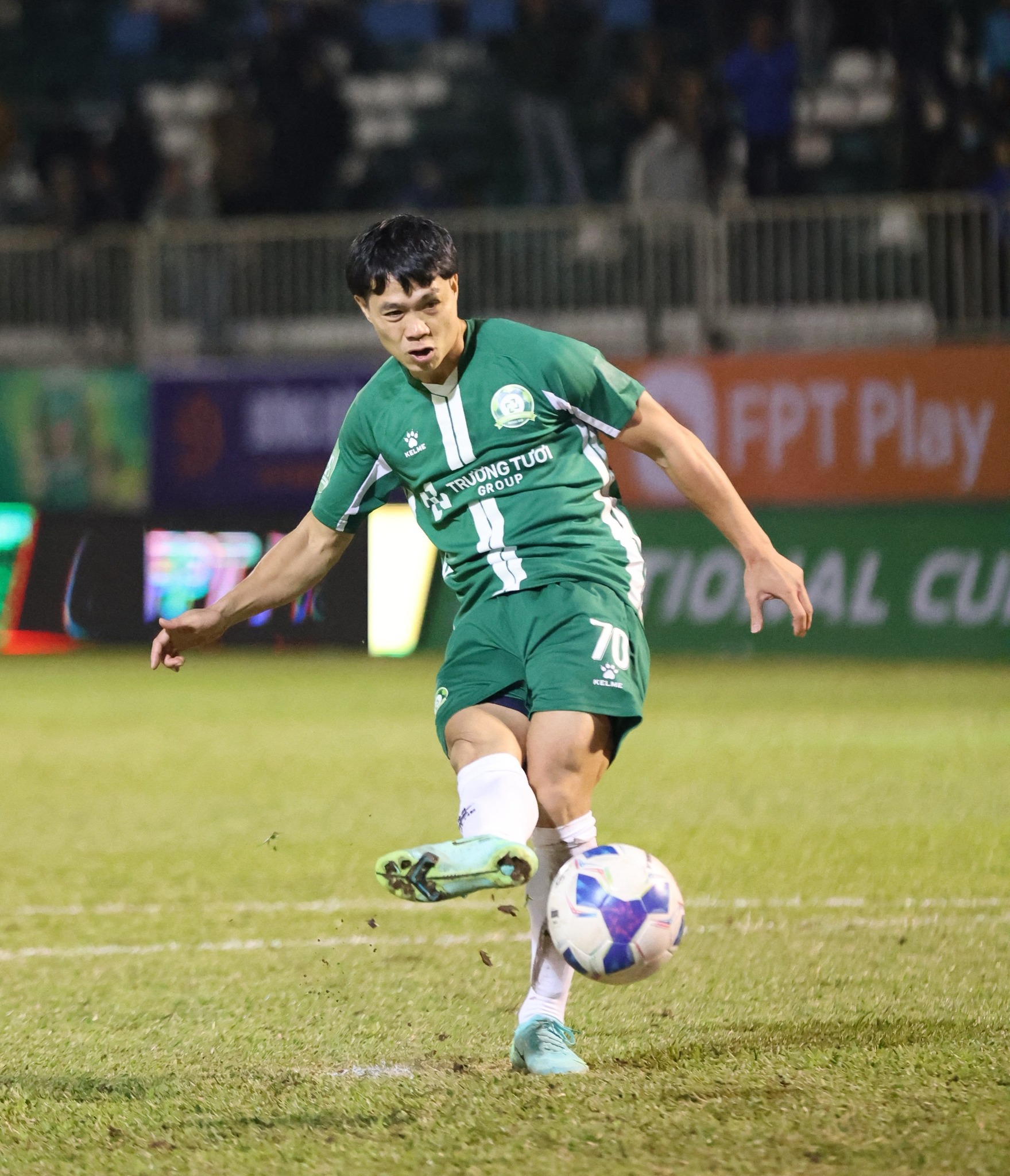 Cuộc đua vị trí tiền đạo ĐT Việt Nam: Công Phượng vượt Tiến Linh 2 Công Phượng chấn thương, CLB Bình Phước gây thất vọng vì bị đội cuối bảng  cầm hòa