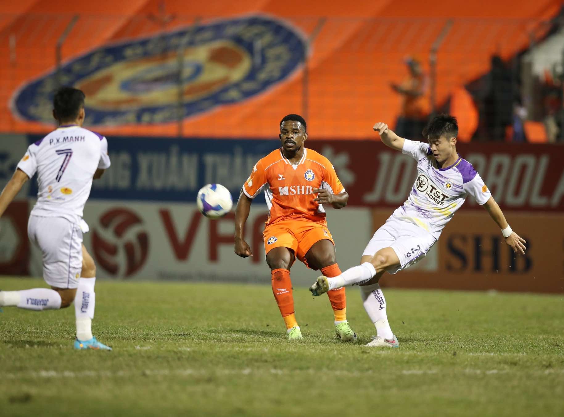 Duy Manh and Xuan Manh played actively at Hoa Xuan Stadium