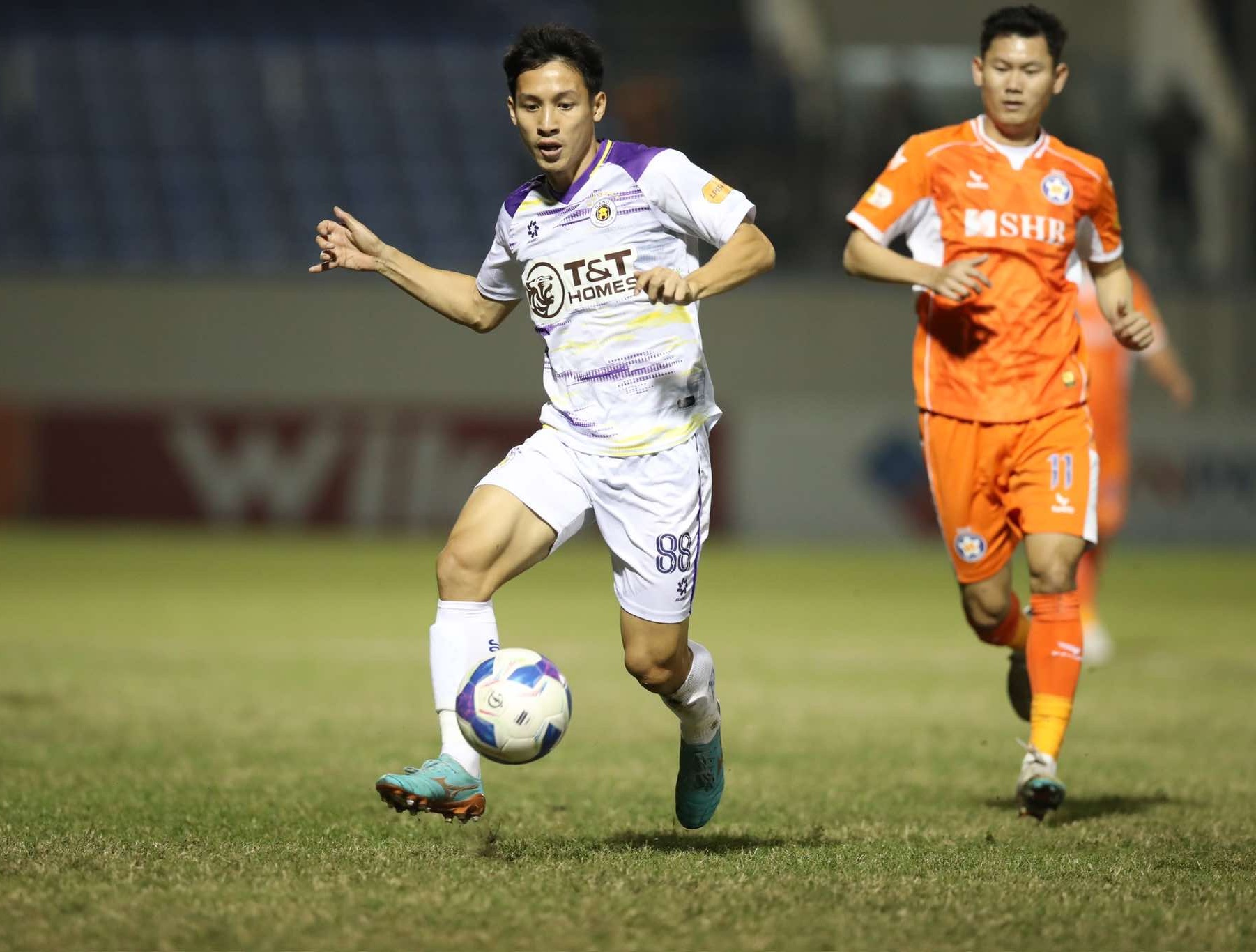 Hung Dung plays aggressively in the midfield of Hanoi Club