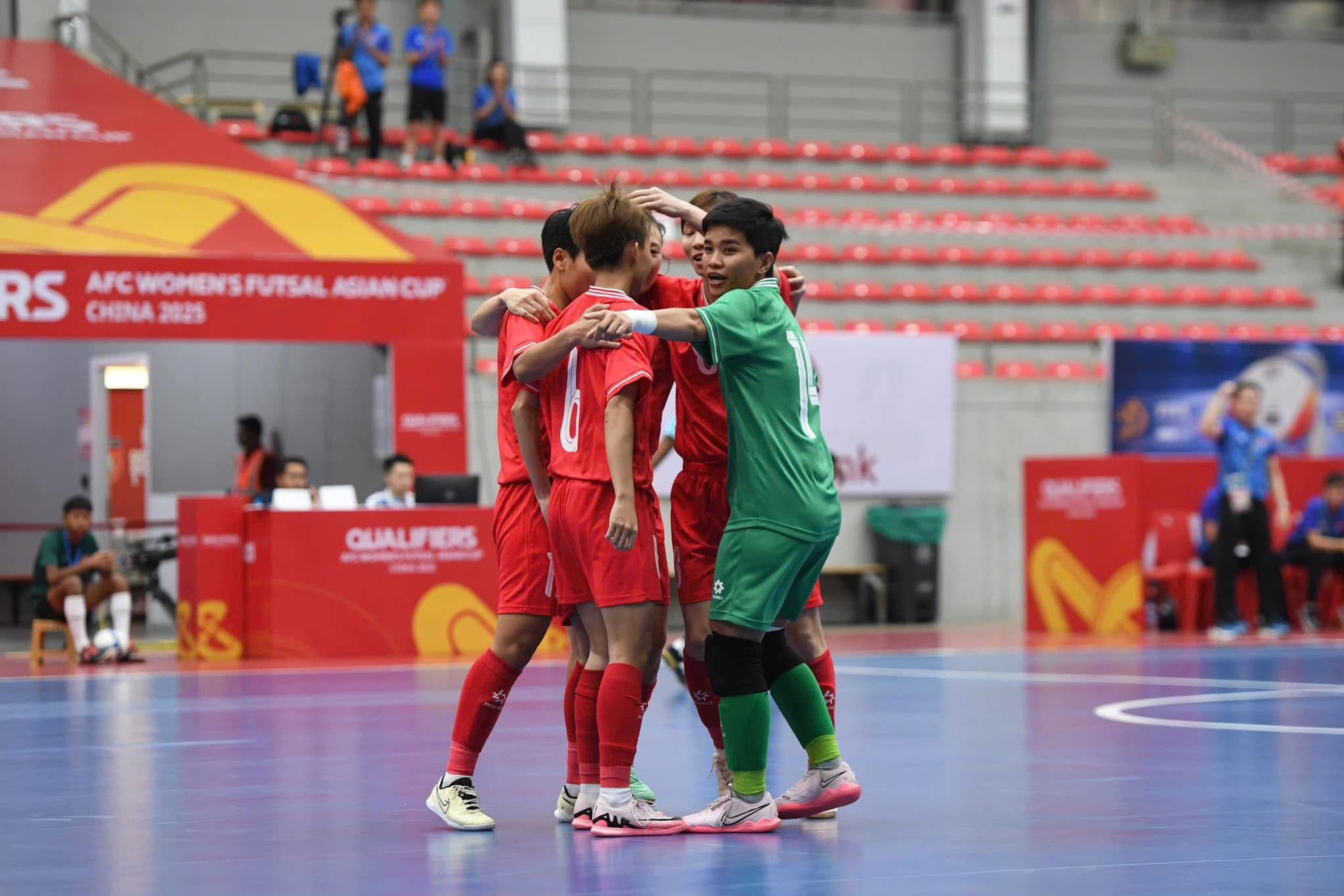 Playing tenaciously, the Vietnamese women's futsal team advanced straight to the Asian Finals - Photo 2.