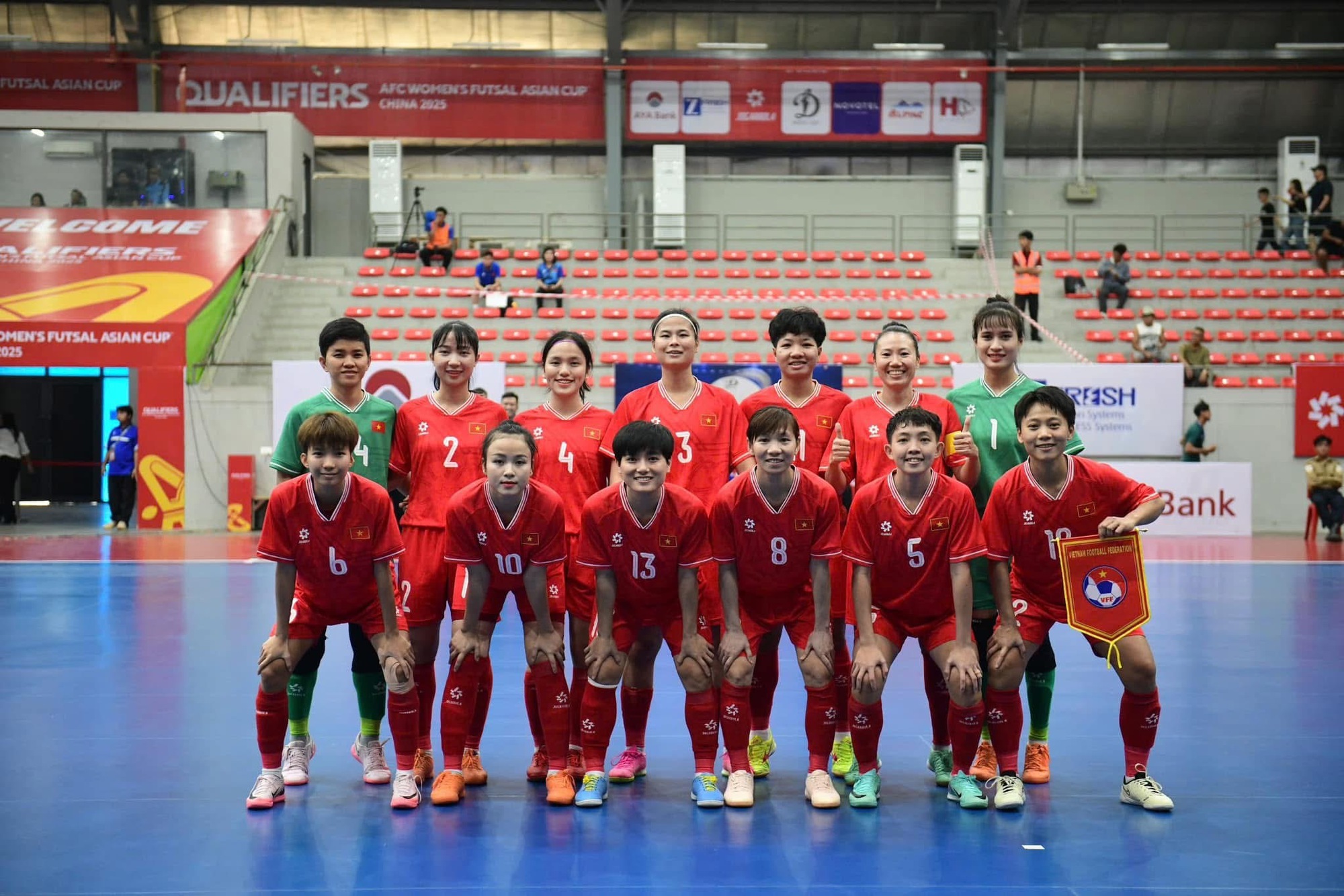 Playing tenaciously, the Vietnamese women's futsal team advanced straight to the Asian Finals - Photo 3.