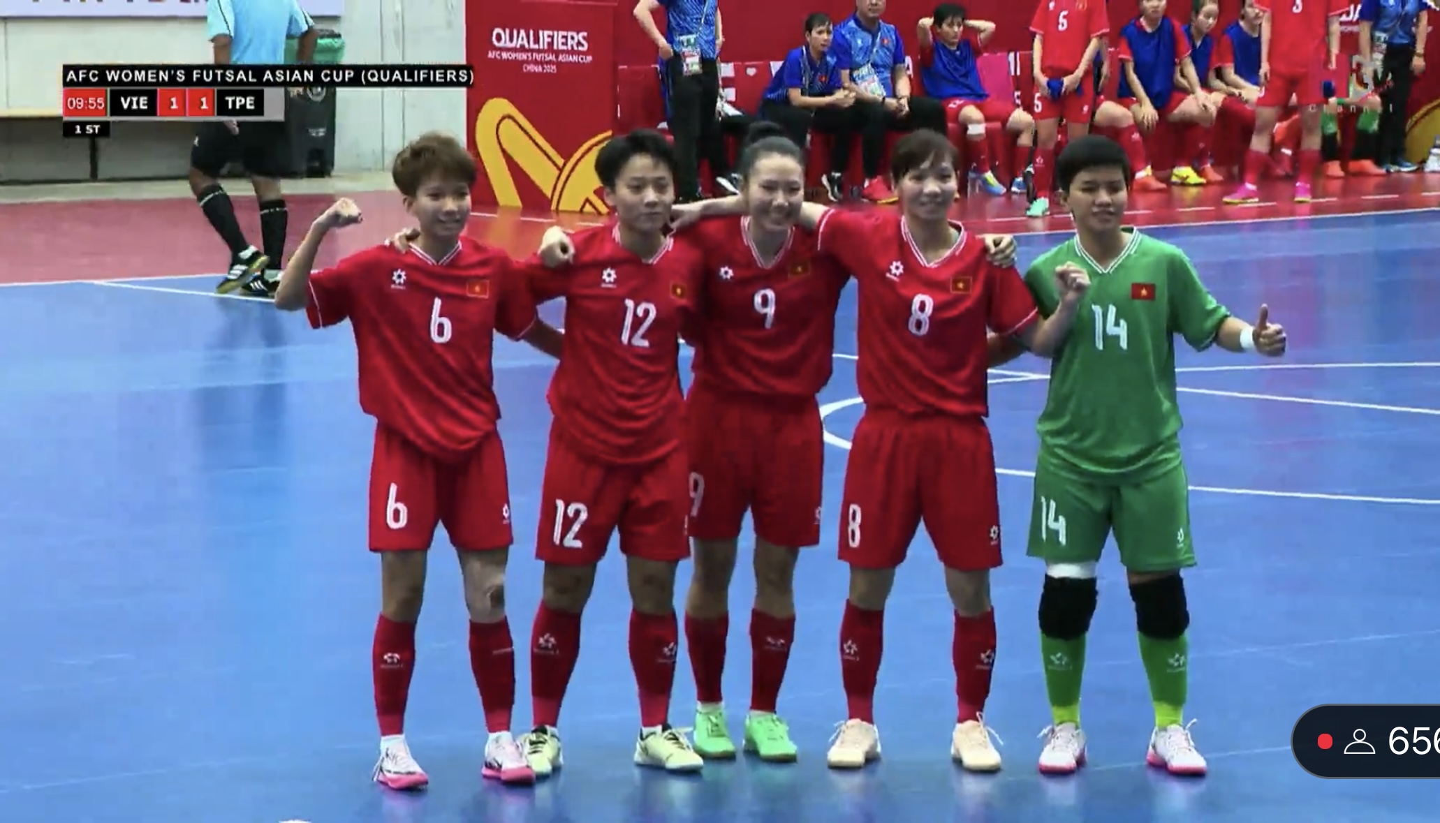 The Vietnamese women's futsal team drew in a breathless draw and advanced straight to the Asian Finals with first place in the group - Photo 2.