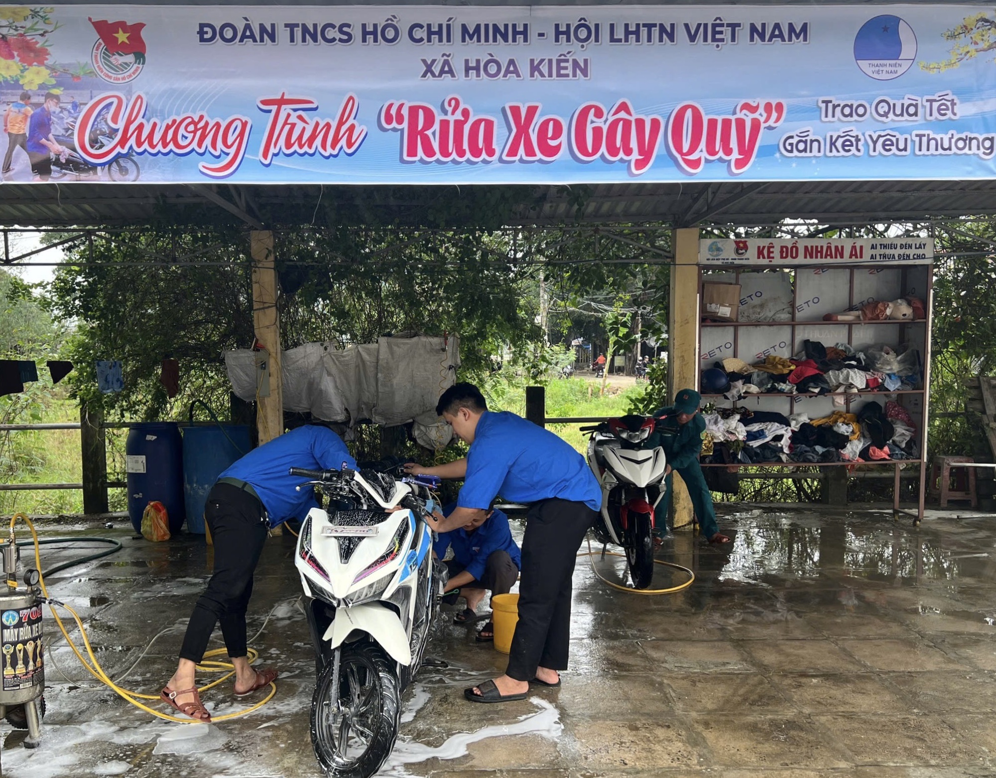 Rửa xe gây quỹ tặng quà tết cho người nghèo- Ảnh 1.