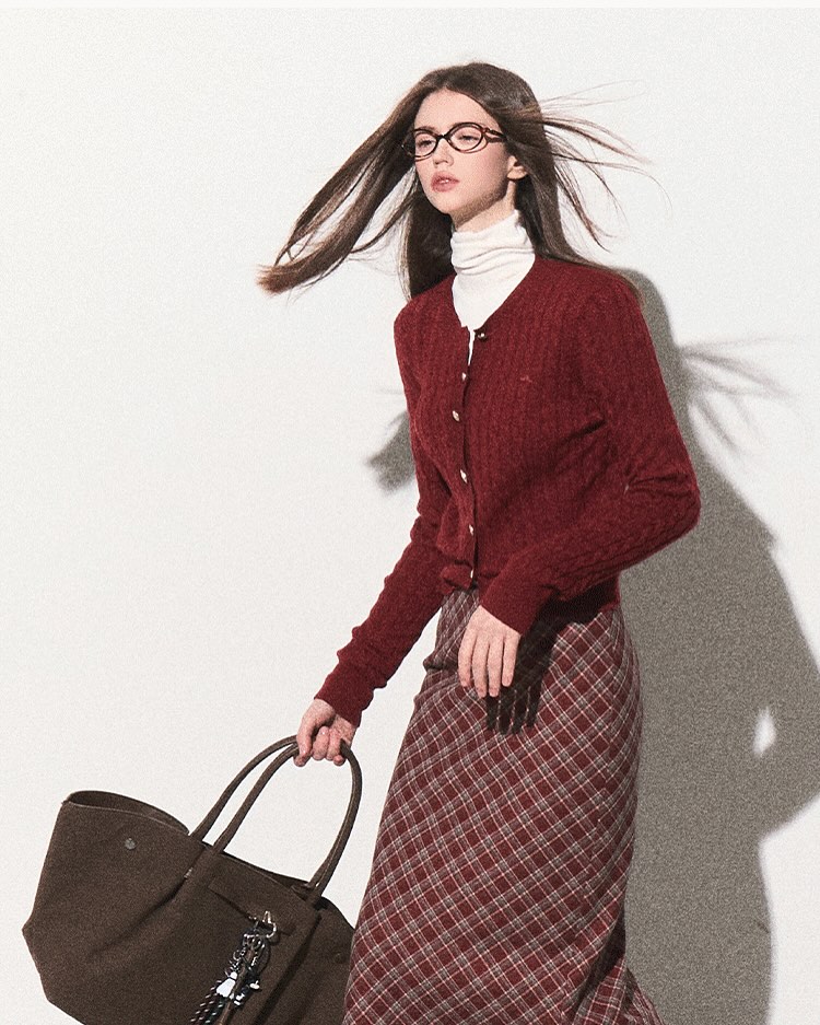 Áo len cardigan và những bản phối đẹp xao xuyến mùa lạnh- Ảnh 3. Áo len cardigan và những bản phối đẹp xao xuyến mùa lạnh- Ảnh 3.