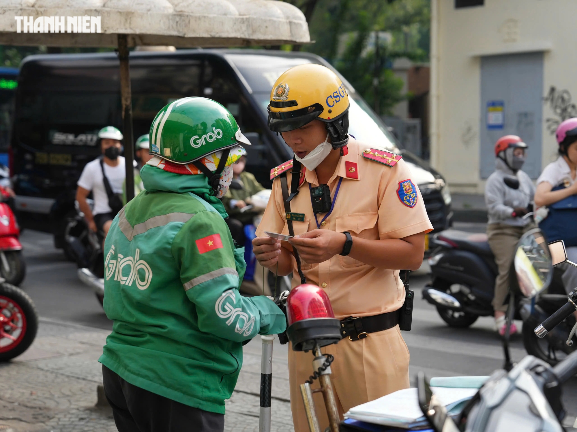 Đi ngược chiều bị CSGT TP.HCM thổi phạt 5 triệu: Nhiều người bất chấp nguy hiểm bỏ chạy- Ảnh 3.