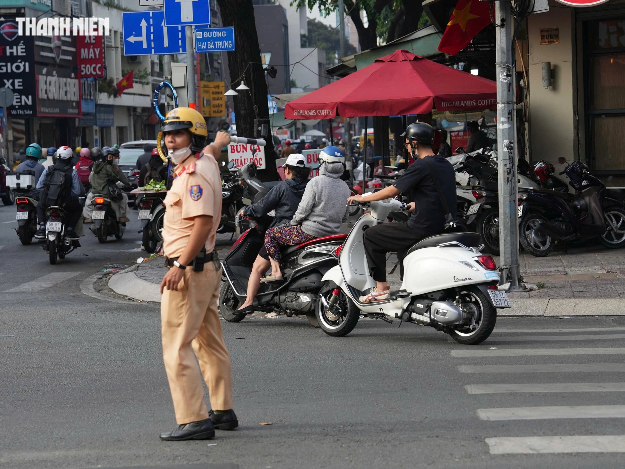 Đi ngược chiều bị CSGT TP.HCM thổi phạt 5 triệu: Nhiều người bất chấp nguy hiểm bỏ chạy- Ảnh 5.