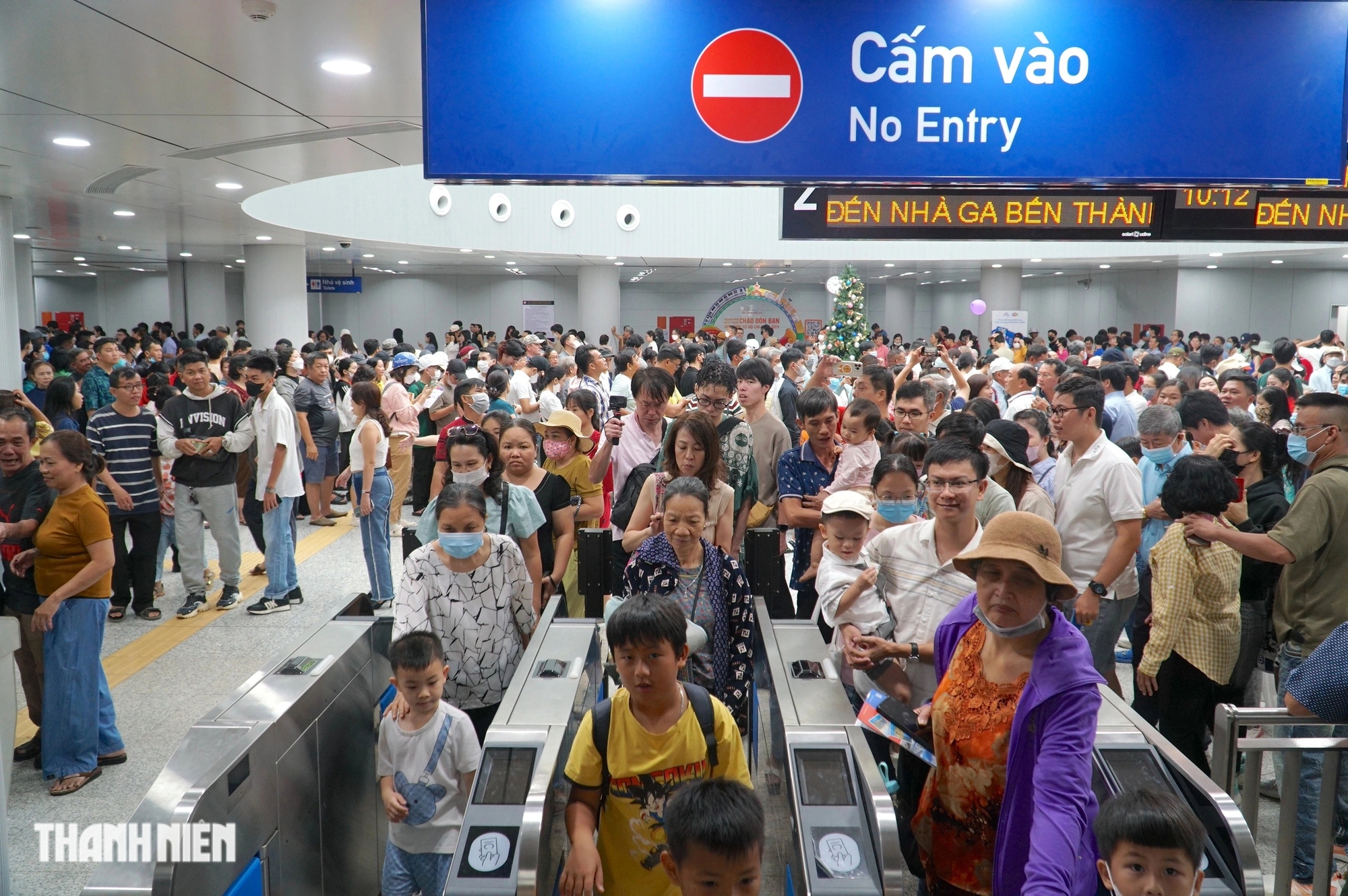 Người dân TP.HCM lưu ý: Từ hôm nay đi metro phải quét mã QR- Ảnh 1.