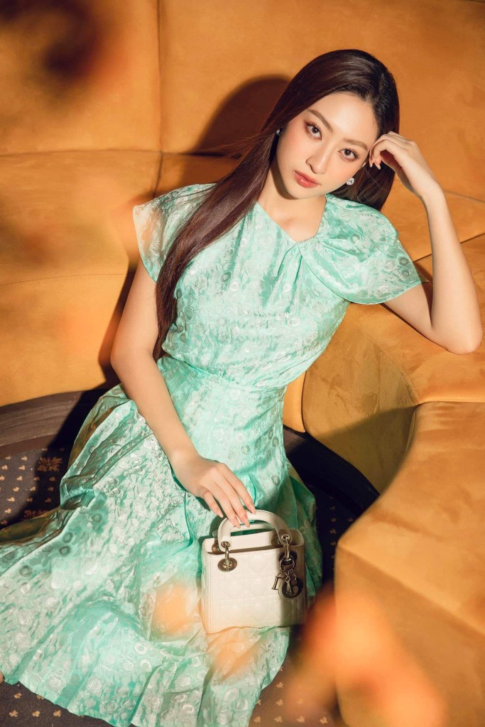 با ابریشم آنتیک طرح دار، زیبایی مینیمالیستی بدرخشید - عکس ۱. Tỏa sáng vẻ đẹp tối giản với lụa cổ dệt họa tiết- Ảnh 1.