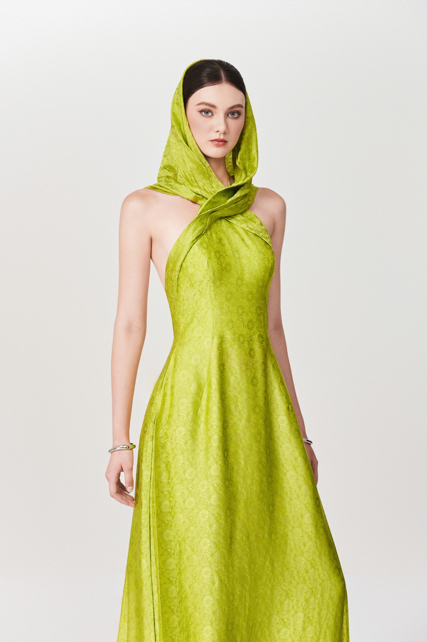 با ابریشم آنتیک طرح دار، زیبایی مینیمالیستی بدرخشید - عکس ۸. Tỏa sáng vẻ đẹp tối giản với lụa cổ dệt họa tiết- Ảnh 8.