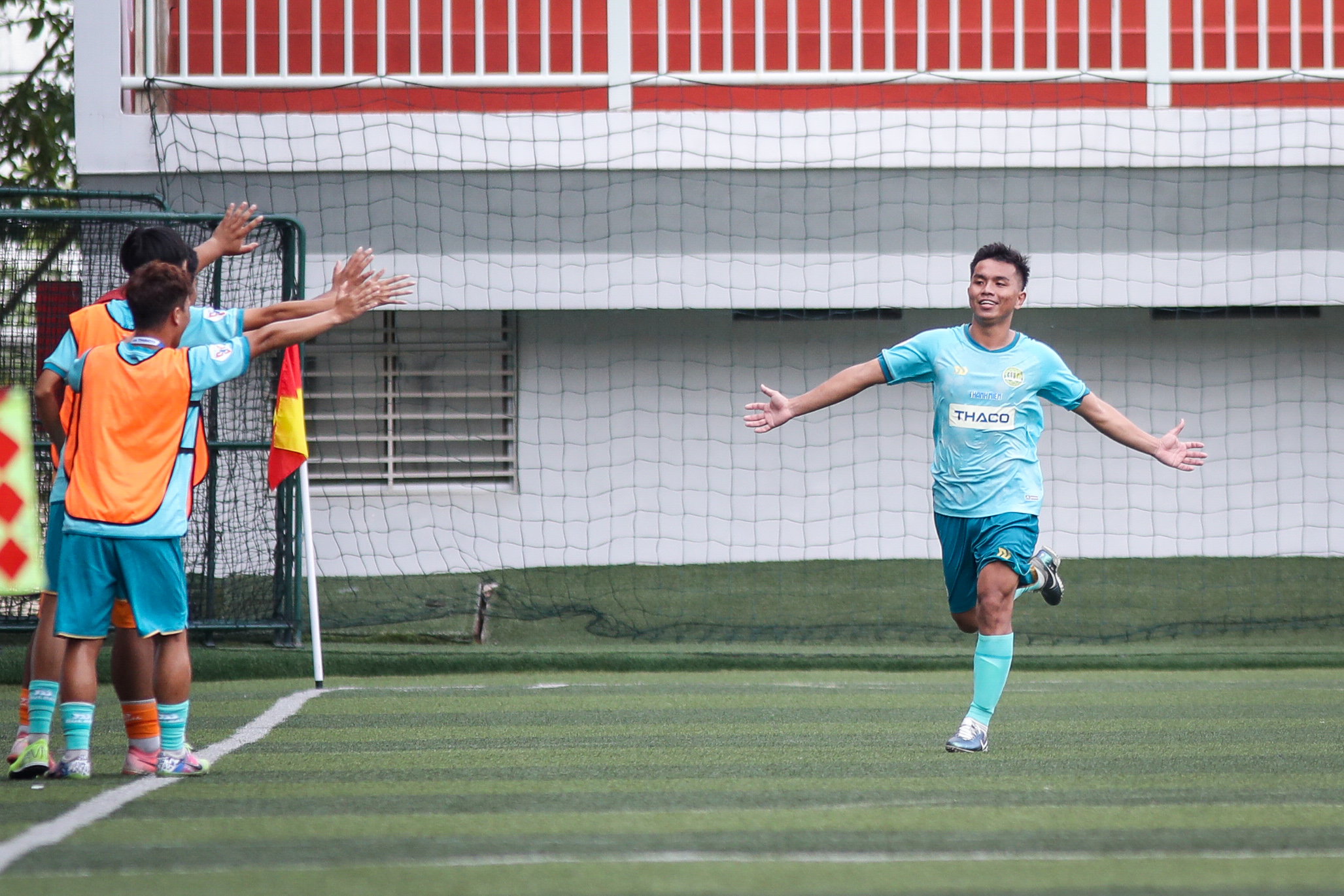 Friendship in the stands of TNSV THACO cup 2025: Cheering for another school for a special reason - Photo 3.