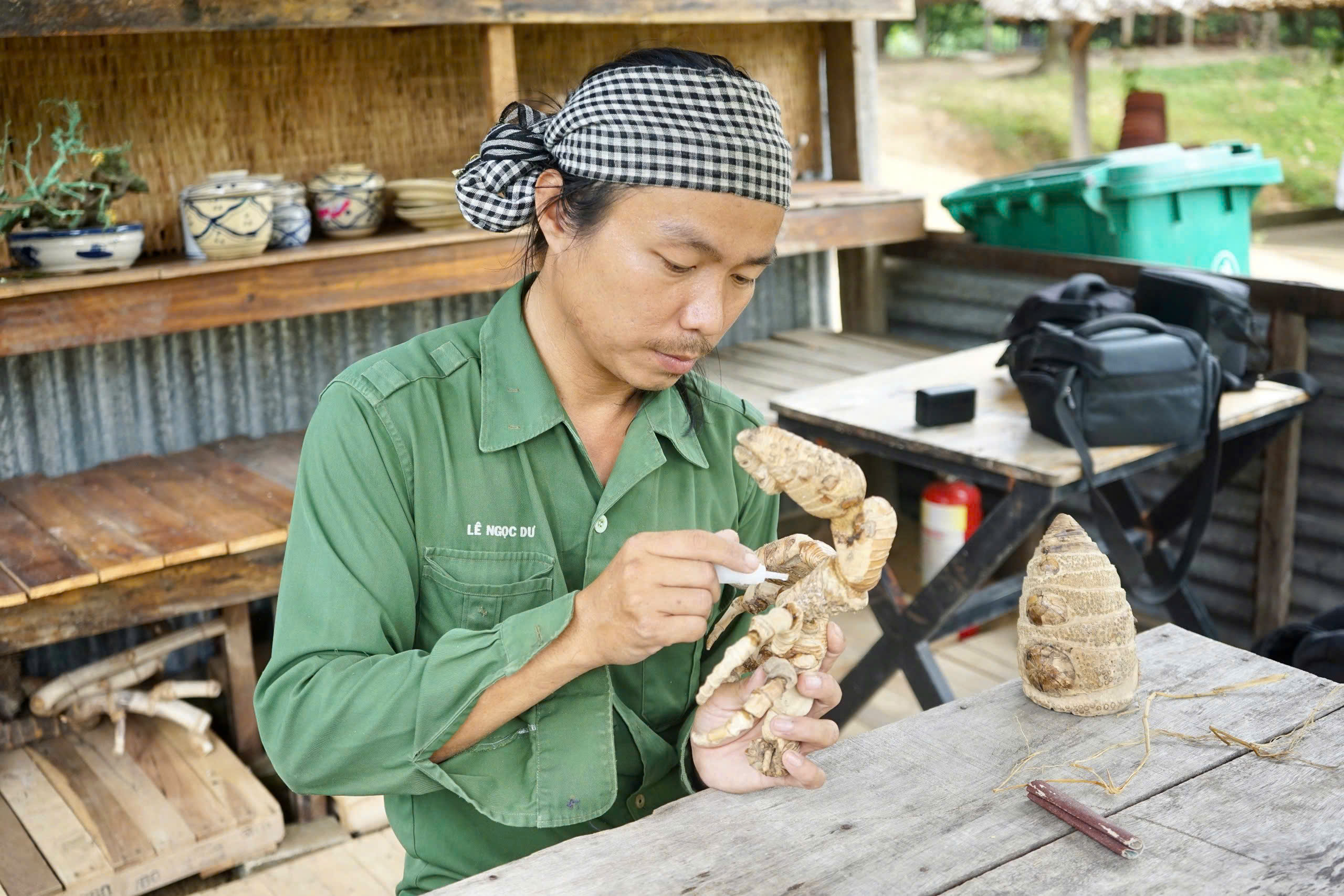 Chàng trai khéo tay 'biến' gốc tre thành những con vật ấn tượng- Ảnh 1.