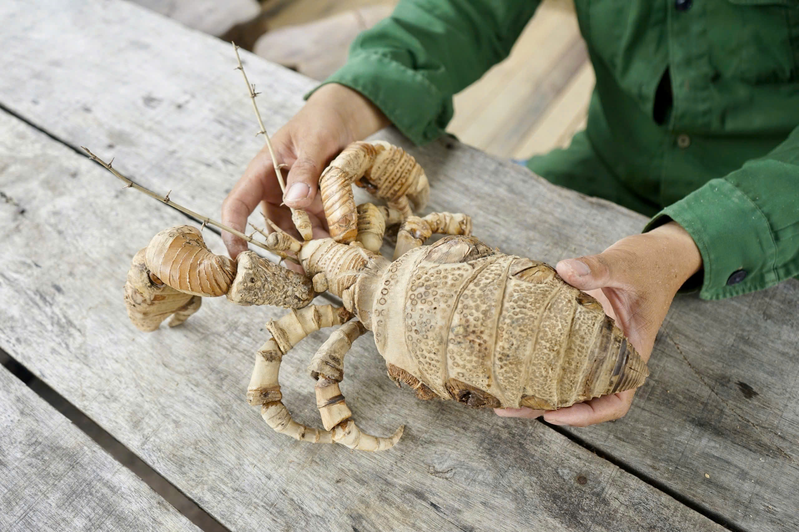 Chàng trai khéo tay 'biến' gốc tre thành những con vật ấn tượng- Ảnh 3.