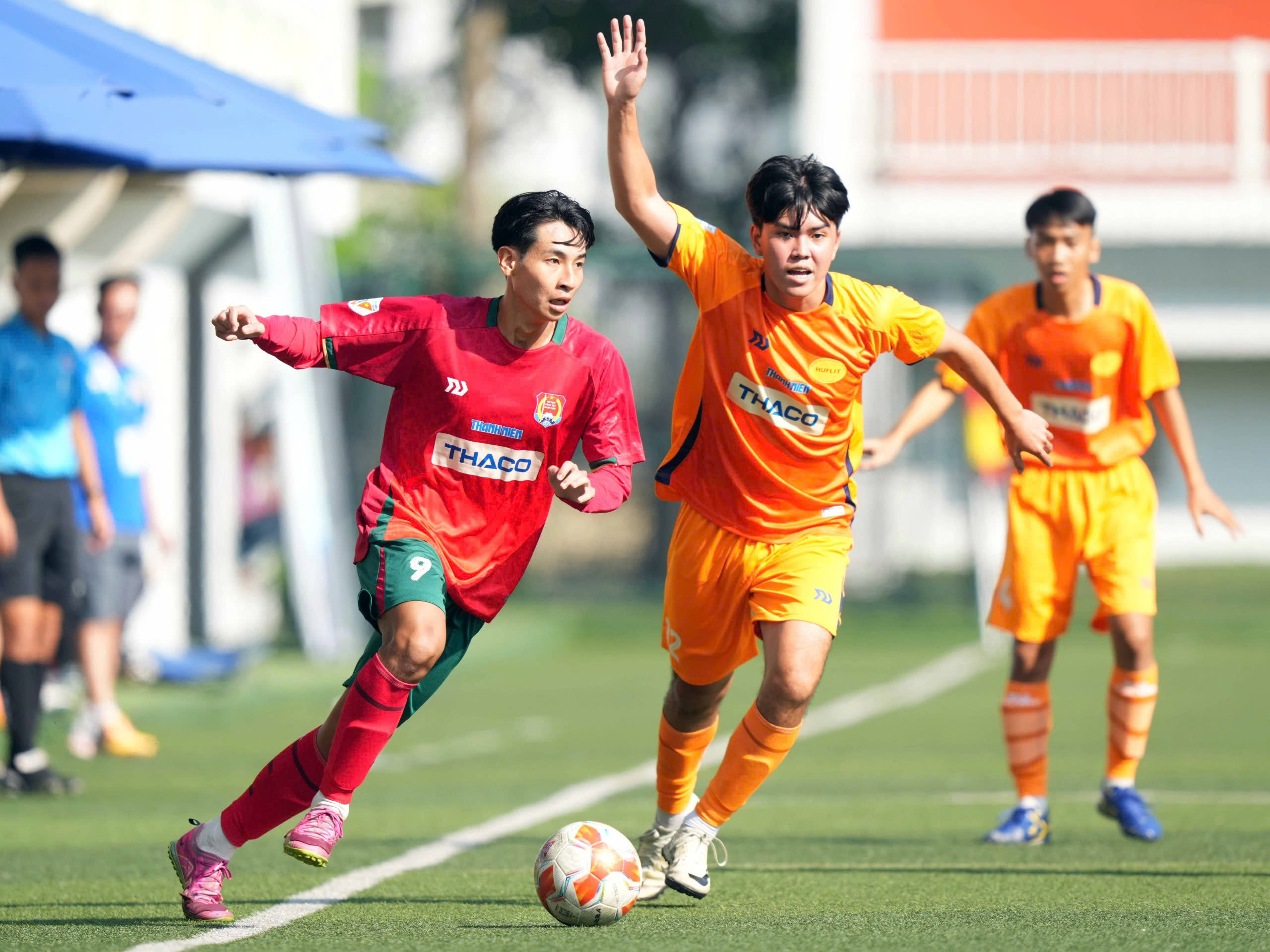 The grandstands were covered with green soldiers' uniforms, the People's Police University won 3 points - Photo 2.