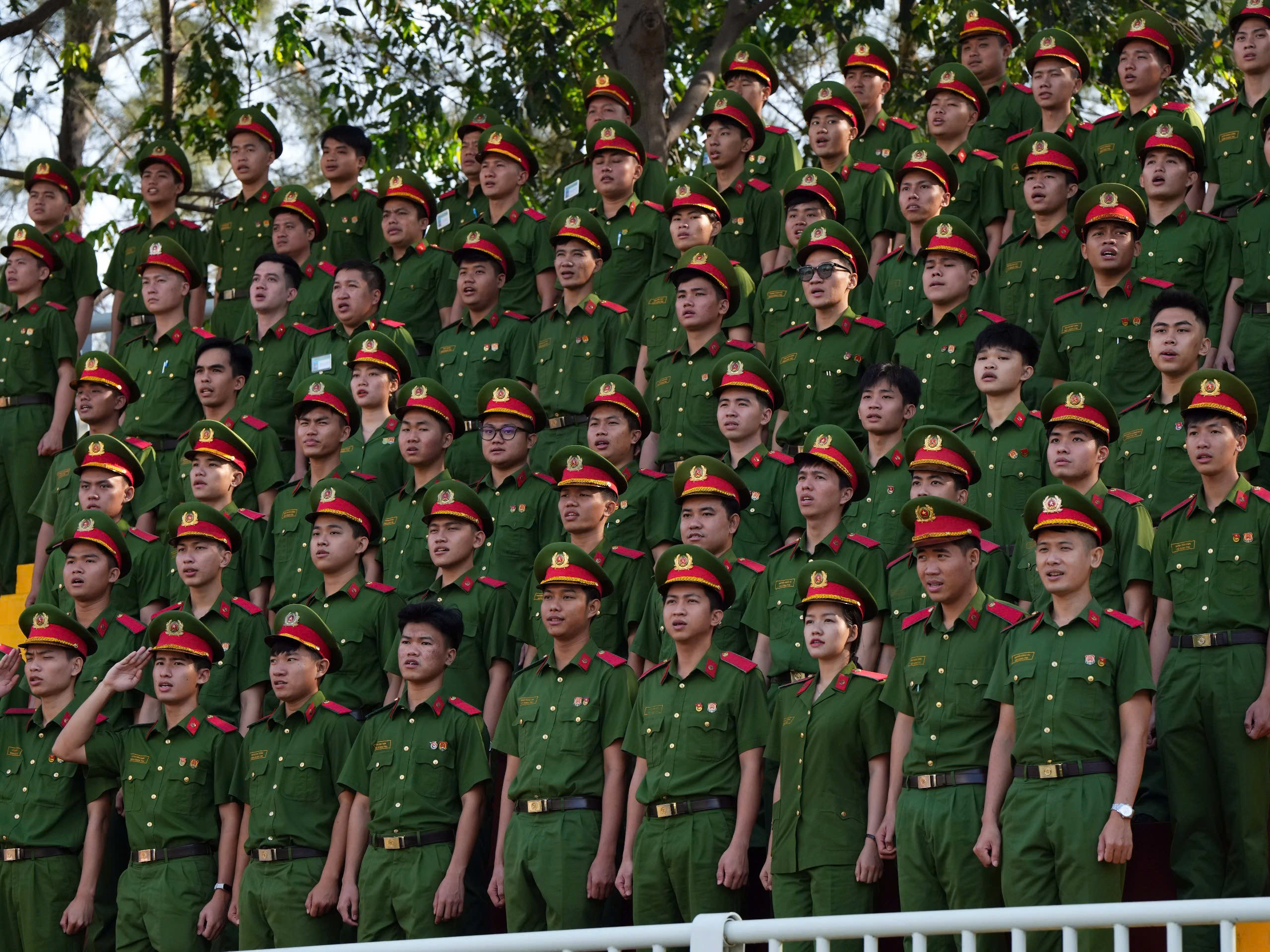 The grandstands were covered with green soldiers' uniforms, the People's Police University won 3 points - Photo 3.