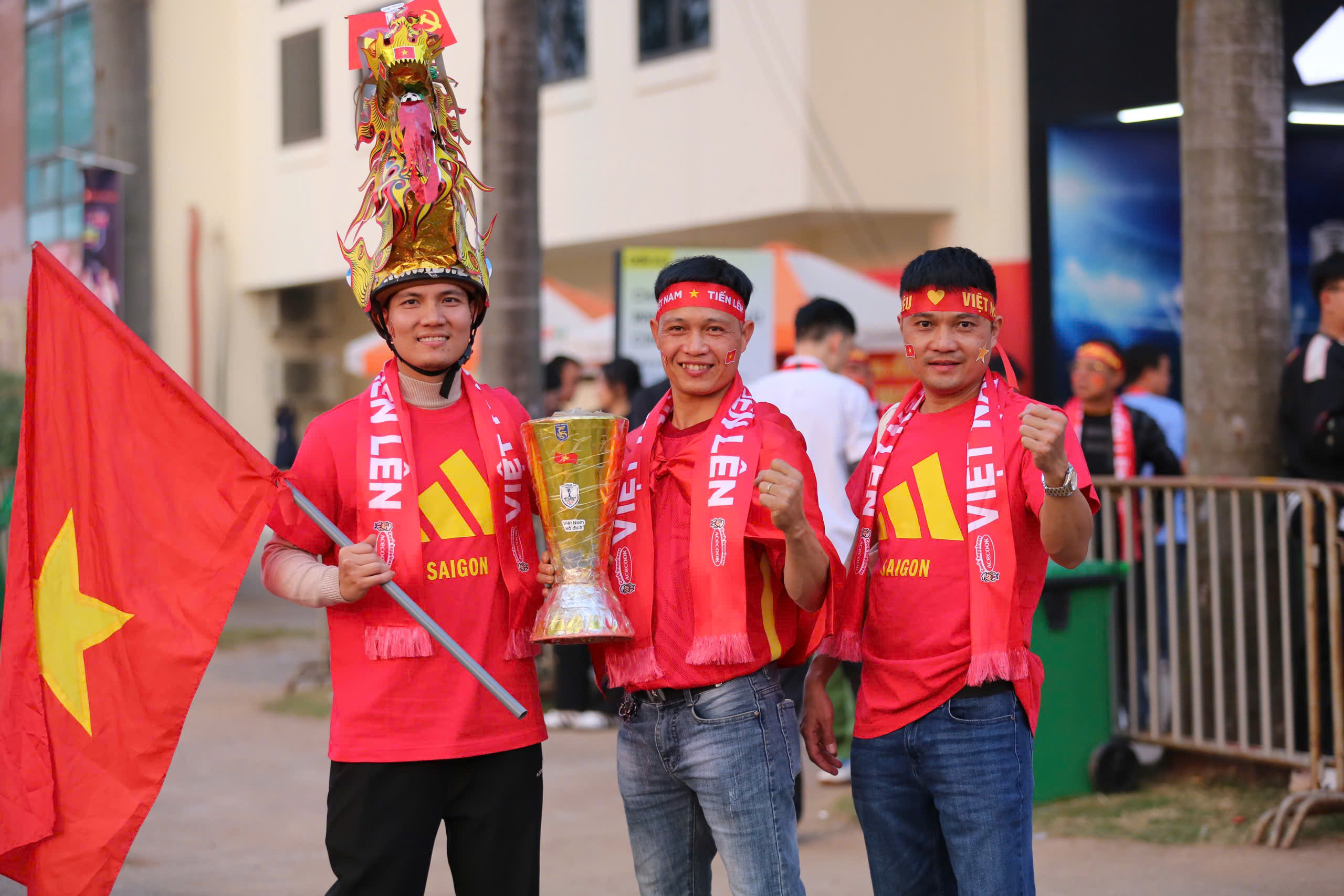 CĐV tạo không khí ‘bùng nổ’, háo hức chờ Việt Nam tạo lịch sử trước Thái Lan- Ảnh 3.