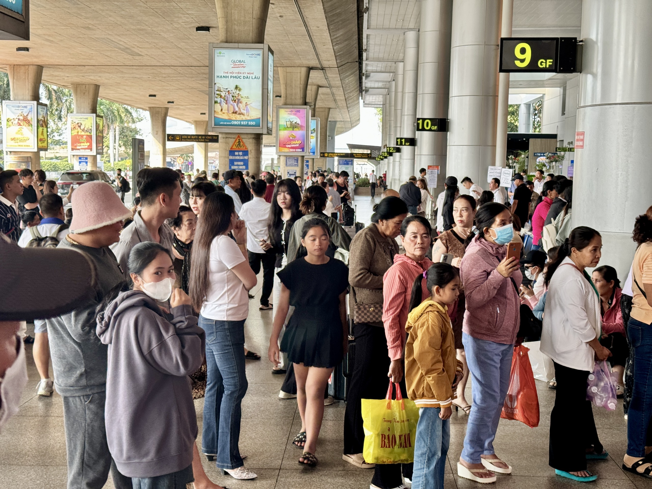 Sân bay Tân Sơn Nhất nhộn nhịp đón Việt kiều về quê ăn tết: Ngóng chờ khoảnh khắc đoàn tụ- Ảnh 8.