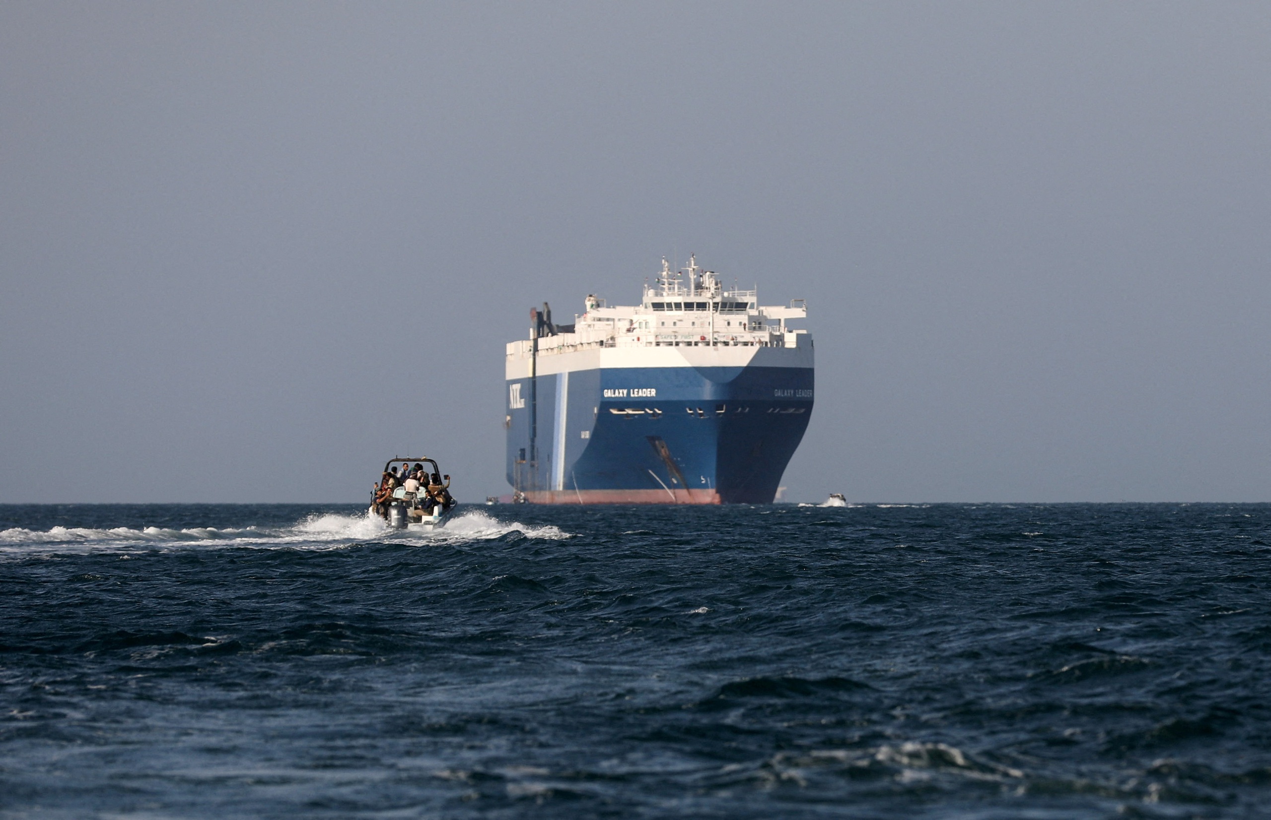 Houthis stopped attacking foreign ships after the Gaza ceasefire, except for Israeli ships - Photo 2.