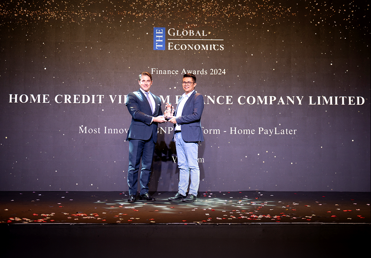 Ông Winardi Wijaya - Trưởng phòng phát triển sản phẩm Home PayLater của Home Credit nhận giải thưởng "Nền tảng mua trước trả sau (BNPL) sáng tạo nhất"