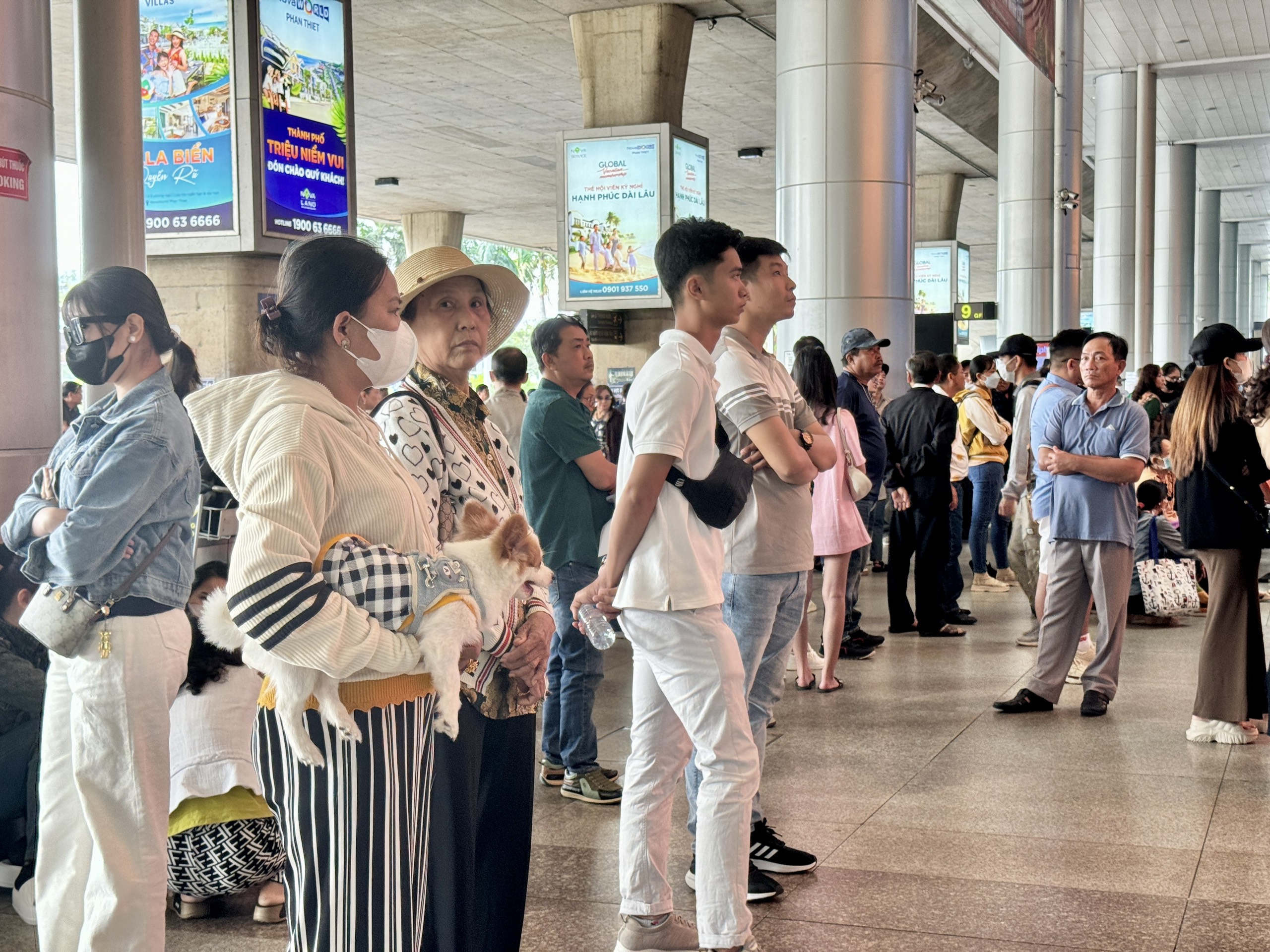 Sân bay Tân Sơn Nhất nhộn nhịp đón Việt kiều về quê ăn tết: Ngóng chờ khoảnh khắc đoàn tụ- Ảnh 9.