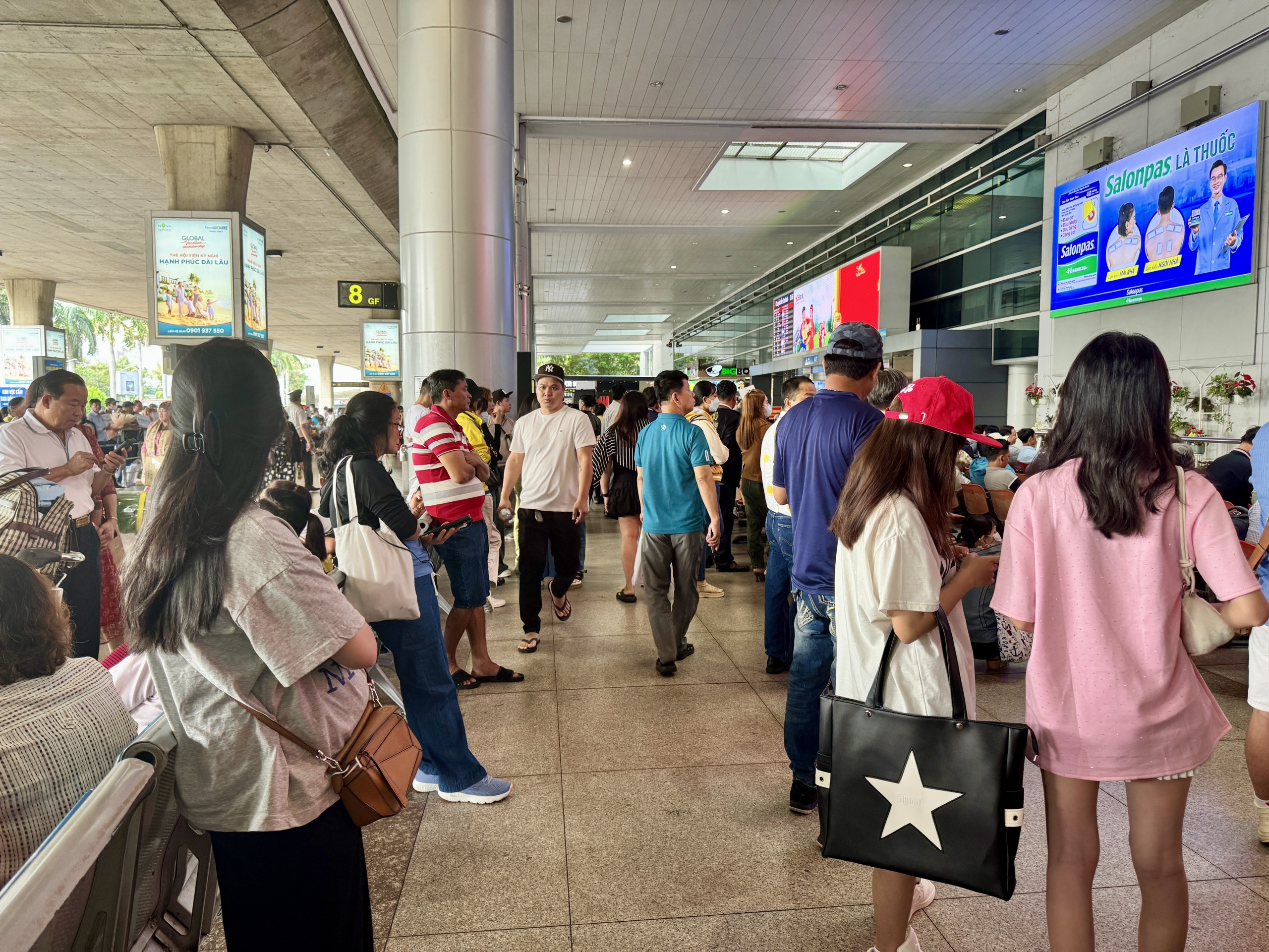 Sân bay Tân Sơn Nhất nhộn nhịp đón Việt kiều về quê ăn tết: Ngóng chờ khoảnh khắc đoàn tụ- Ảnh 7.