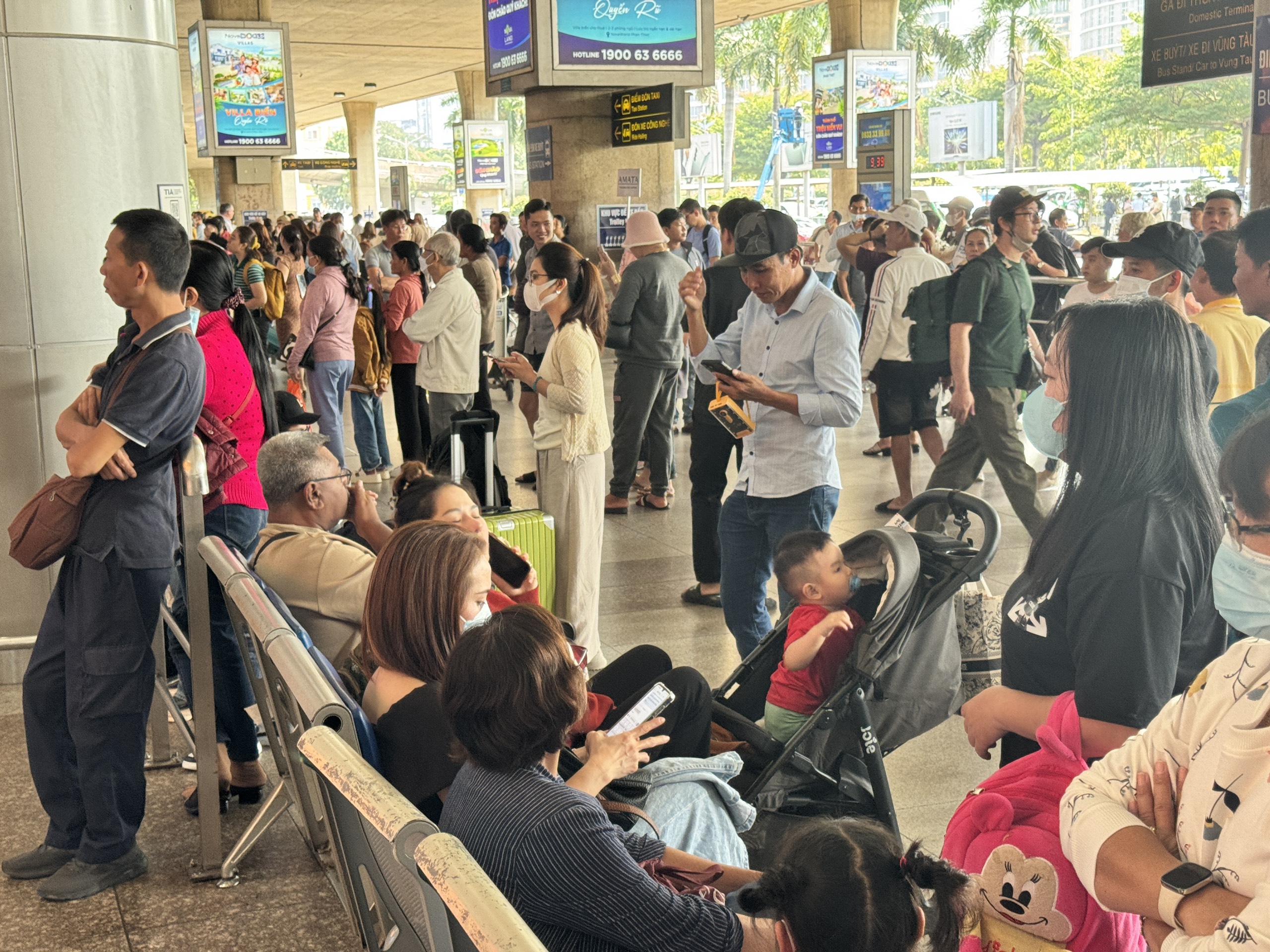 Sân bay Tân Sơn Nhất nhộn nhịp đón Việt kiều về quê ăn tết: Ngóng chờ khoảnh khắc đoàn tụ- Ảnh 6.