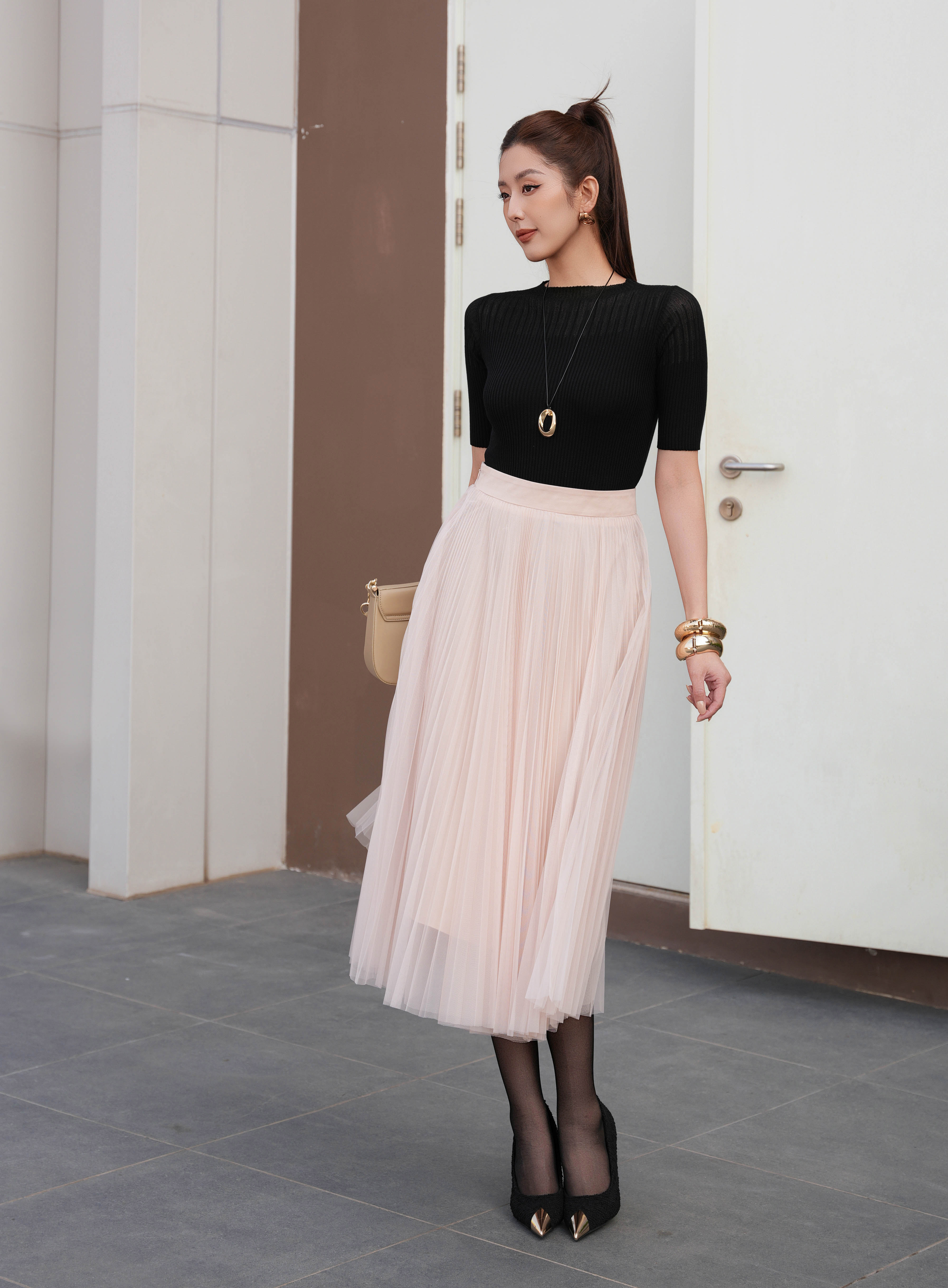 Gömlek ve etek, bahar günlerinin vazgeçilmez ikilisi - Fotoğraf 6. Áo và chân váy, cặp đôi hoàn hảo cho những ngày xuân- Ảnh 6.