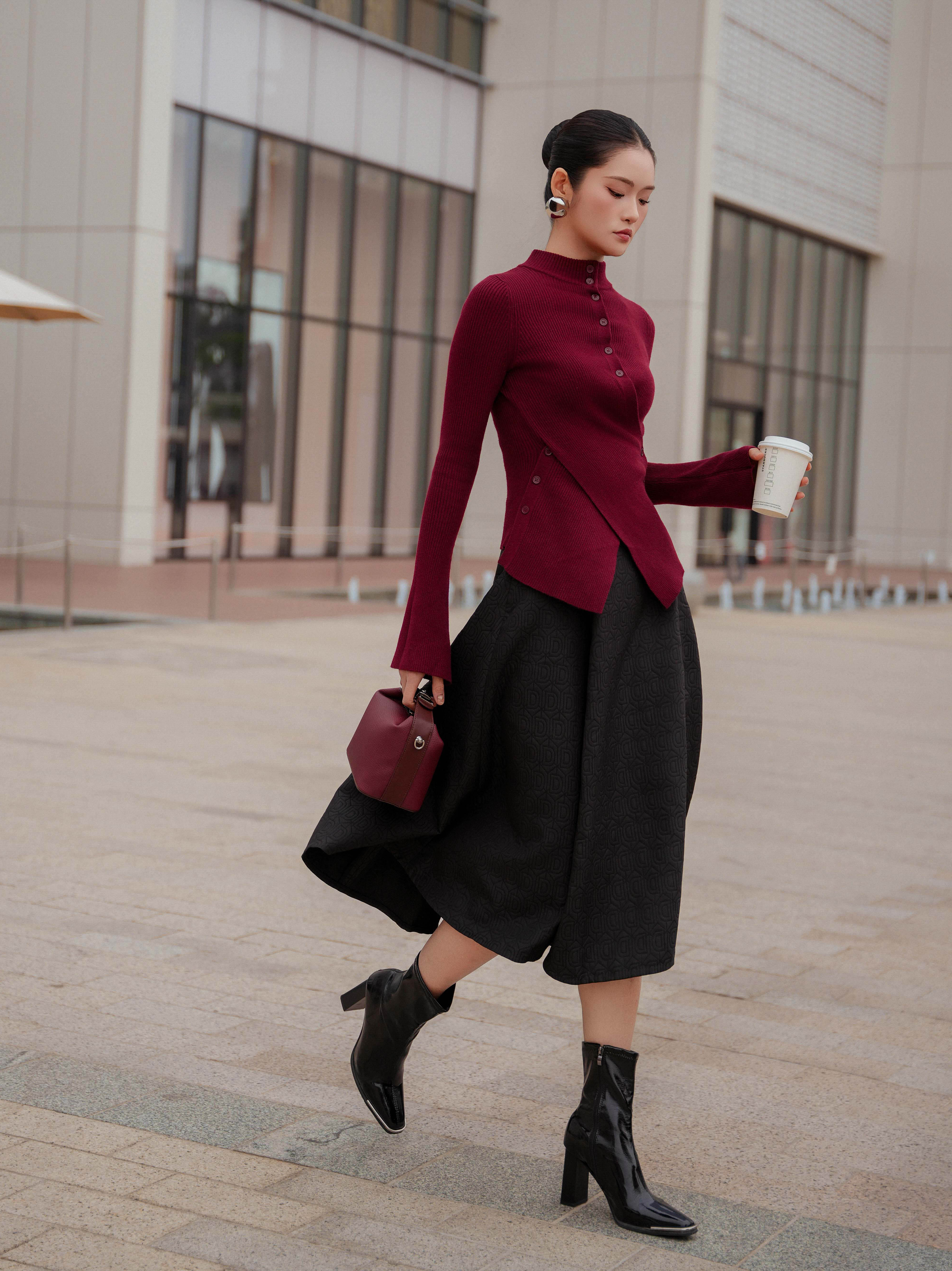 Gömlek ve etek, bahar günlerinin mükemmel ikilisi - Fotoğraf 1. Áo và chân váy, cặp đôi hoàn hảo cho những ngày xuân- Ảnh 1.