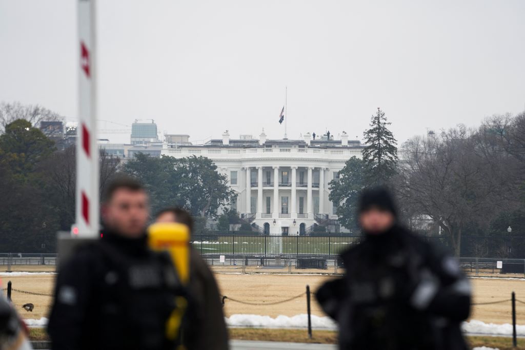 Hour G before Mr. Trump's inauguration: tight security, people in the snow - Photo 4.