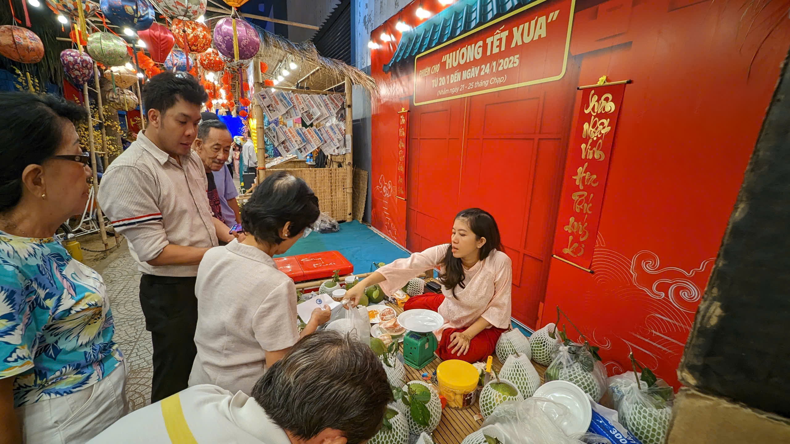 Người dân TP.HCM vui chơi, mua sắm tại đường xuân tái hiện không gian tết xưa - Ảnh 9.