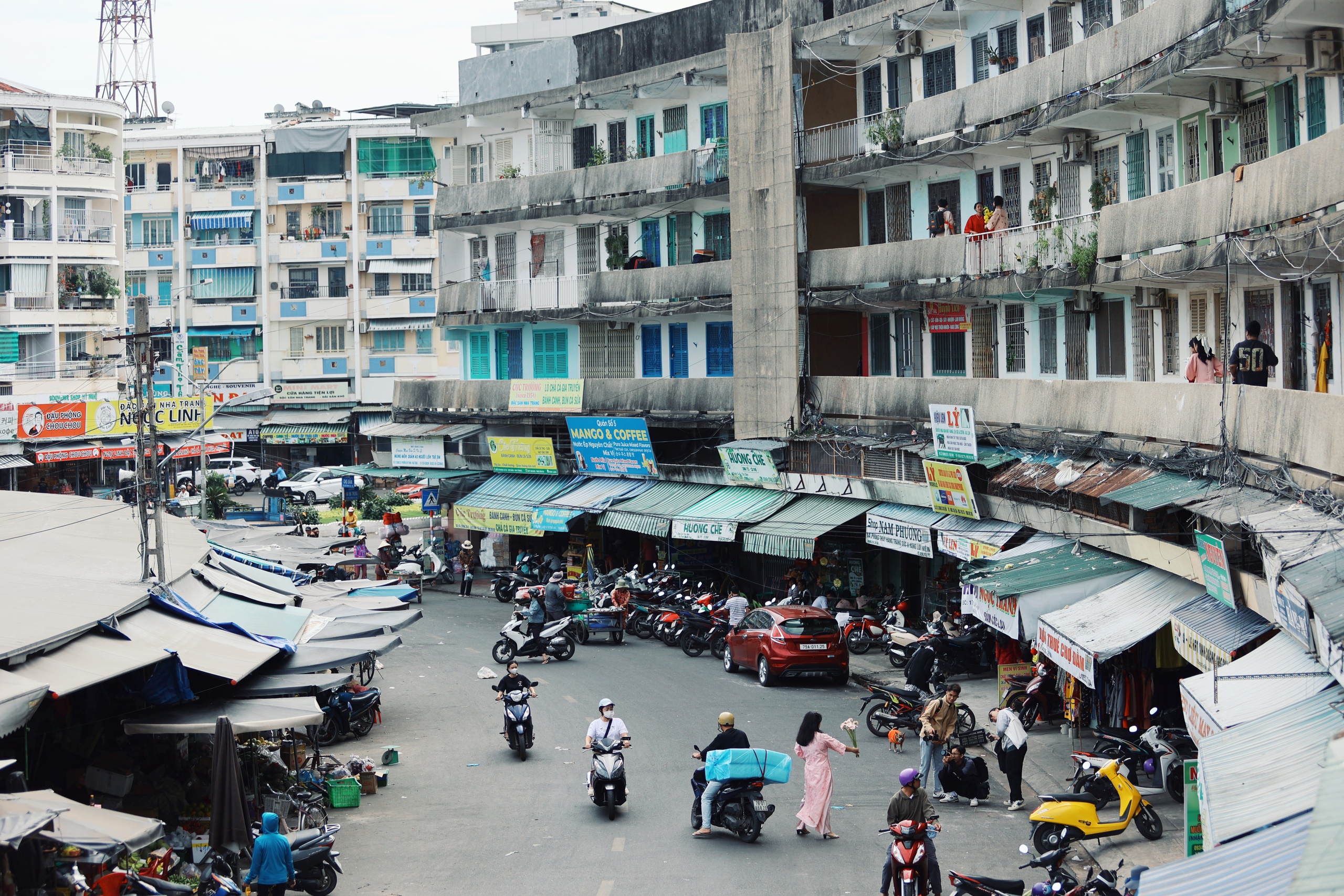 Chợ Đầm Nha Trang: Xúng xính áo dài ở 'phim trường' chụp ảnh tết - Ảnh 4.