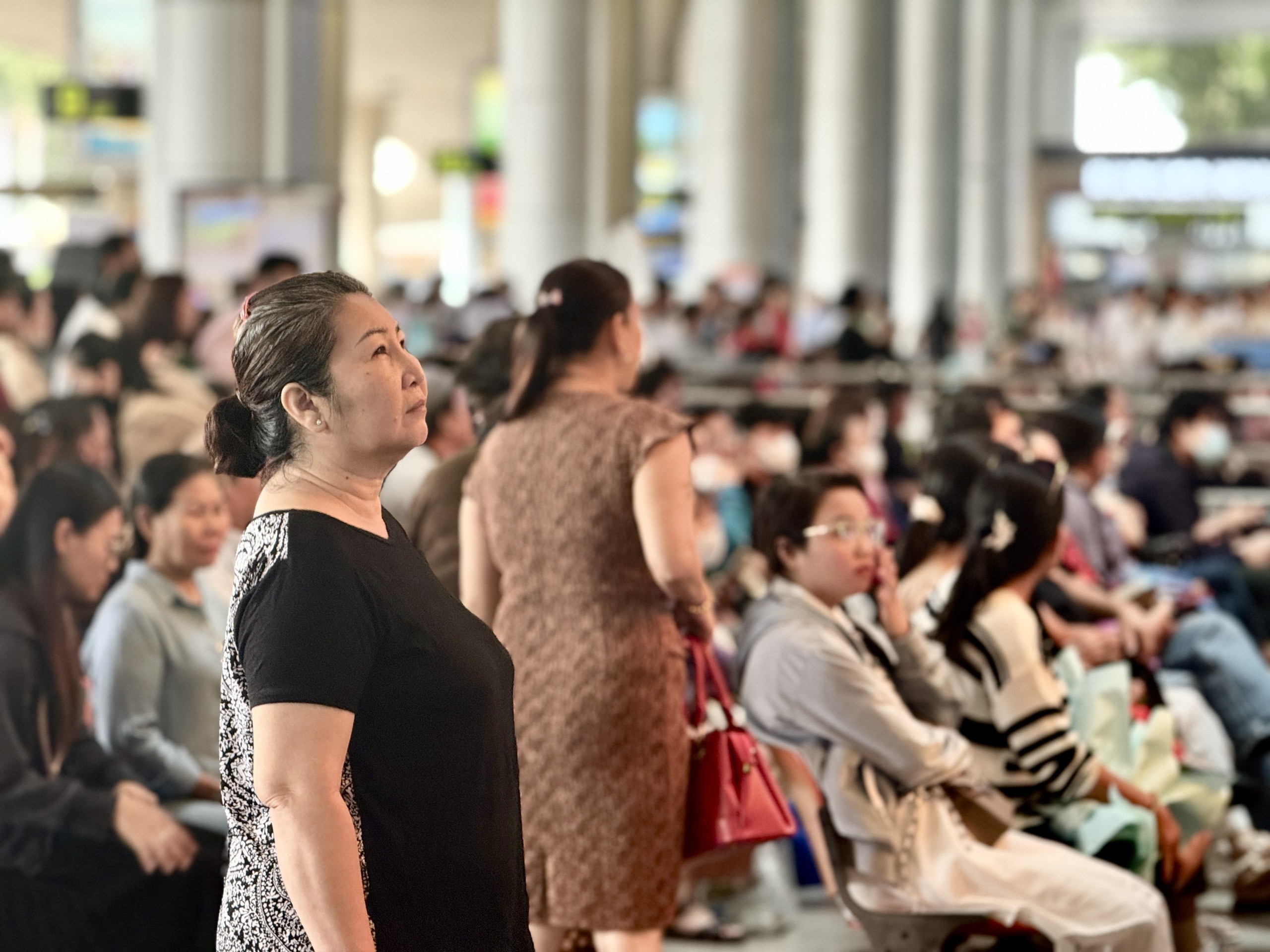 Sân bay Tân Sơn Nhất nhộn nhịp đón Việt kiều về quê ăn tết: Ngóng chờ khoảnh khắc đoàn tụ- Ảnh 5.