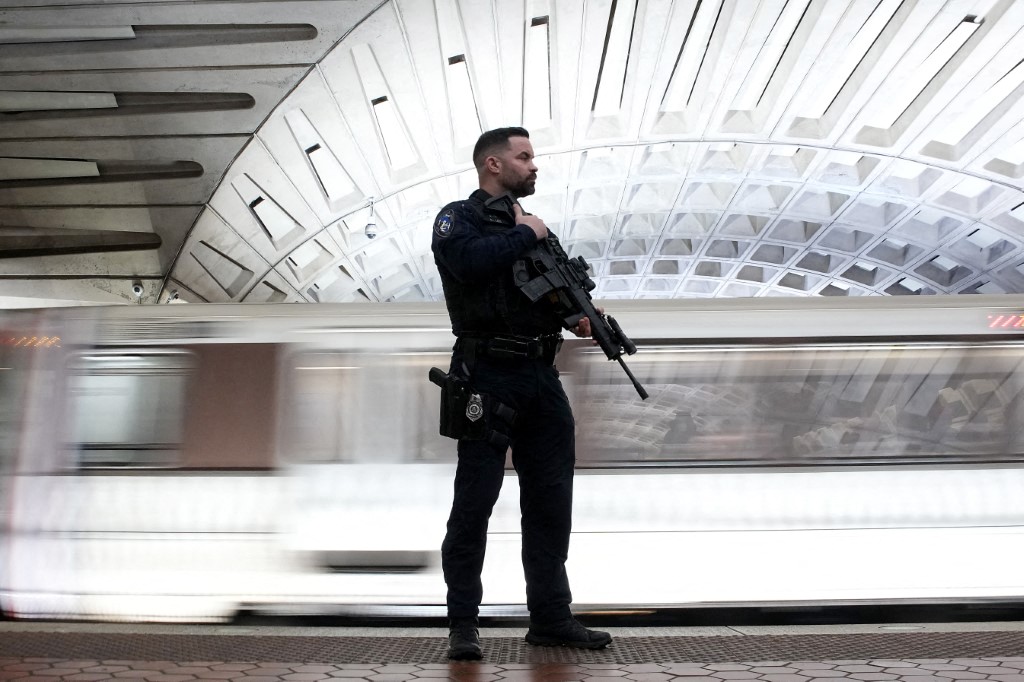 Hour G before Mr. Trump's inauguration: tight security, people in the snow - Photo 9.