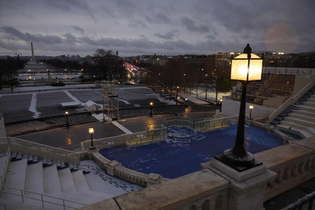 Hour G before Mr. Trump's inauguration: tight security, people in the snow - Photo 5.