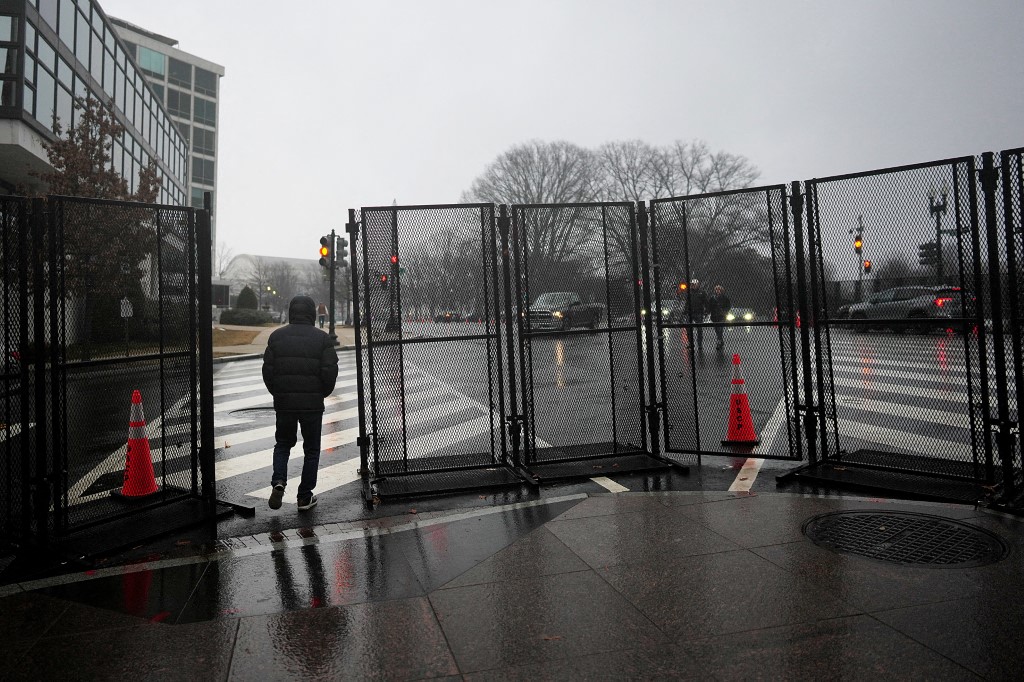 Hour G before Mr. Trump's inauguration: tight security, people in the snow - Photo 6.