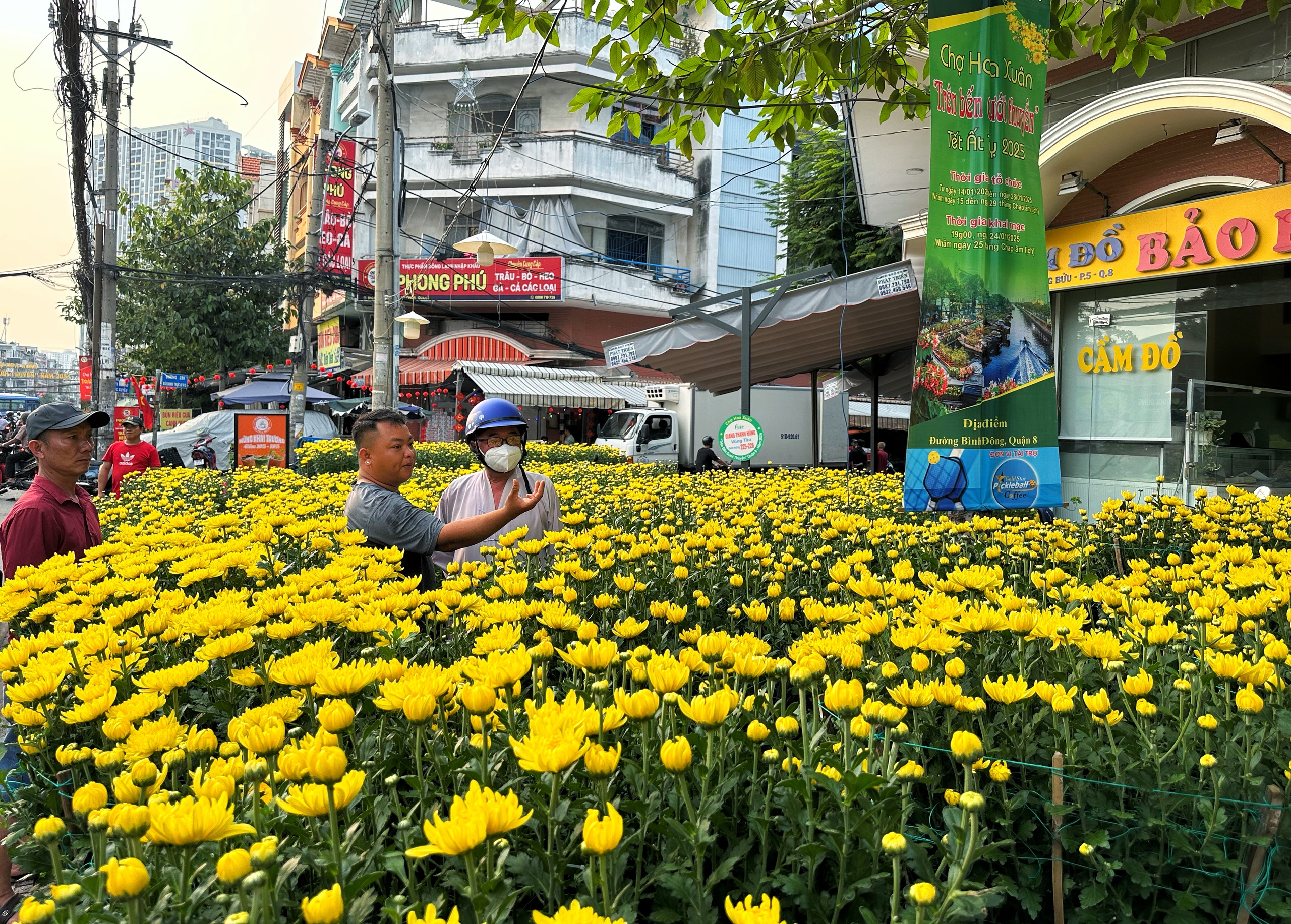 Hoa tết rực rỡ đường phố TP.HCM: Khách mua sớm, người bán mong '27 tháng chạp hết trơn'- Ảnh 12.