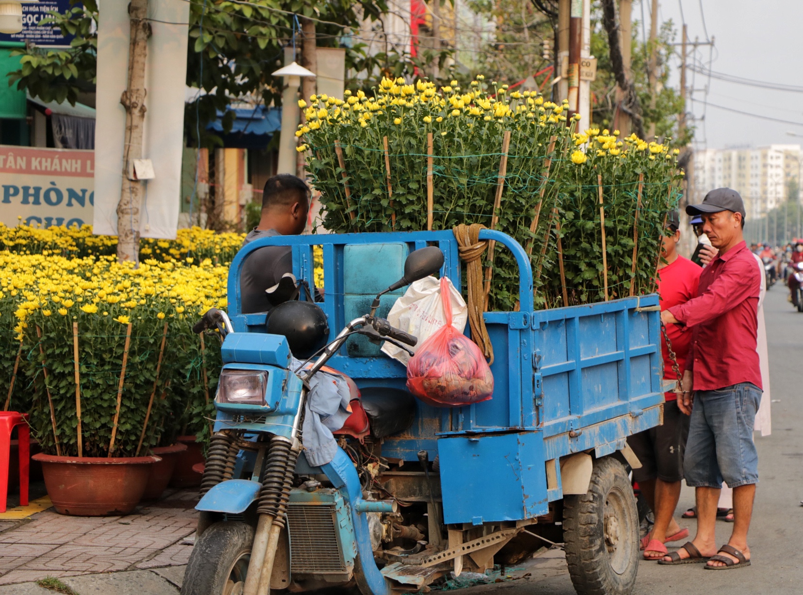 Hoa tết rực rỡ đường phố TP.HCM: Khách mua sớm, người bán mong '27 tháng chạp hết trơn'- Ảnh 8.