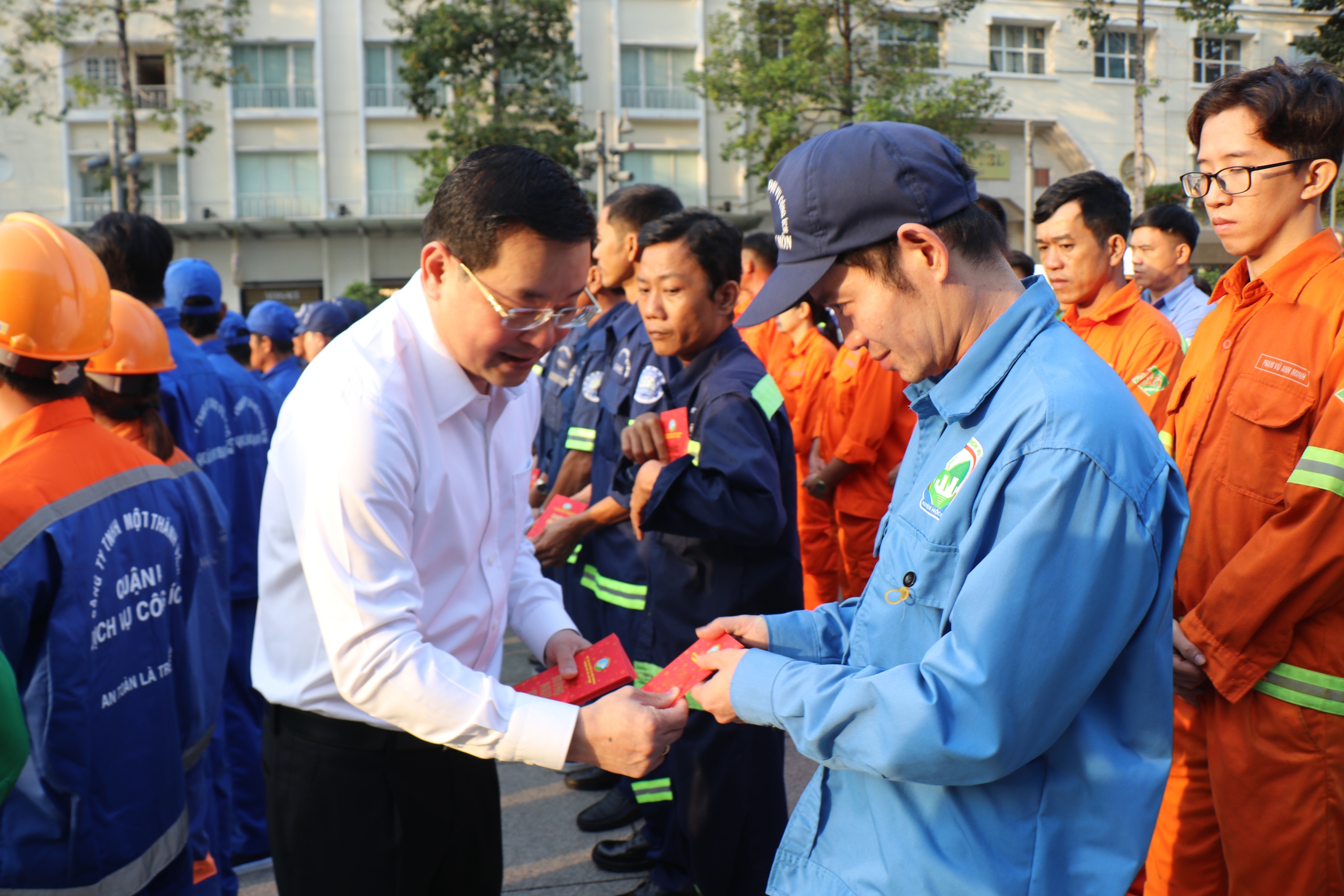 Ngành vệ sinh môi trường ra quân giữ gìn TP.HCM sạch đẹp dịp Tết Nguyên đán- Ảnh 2.