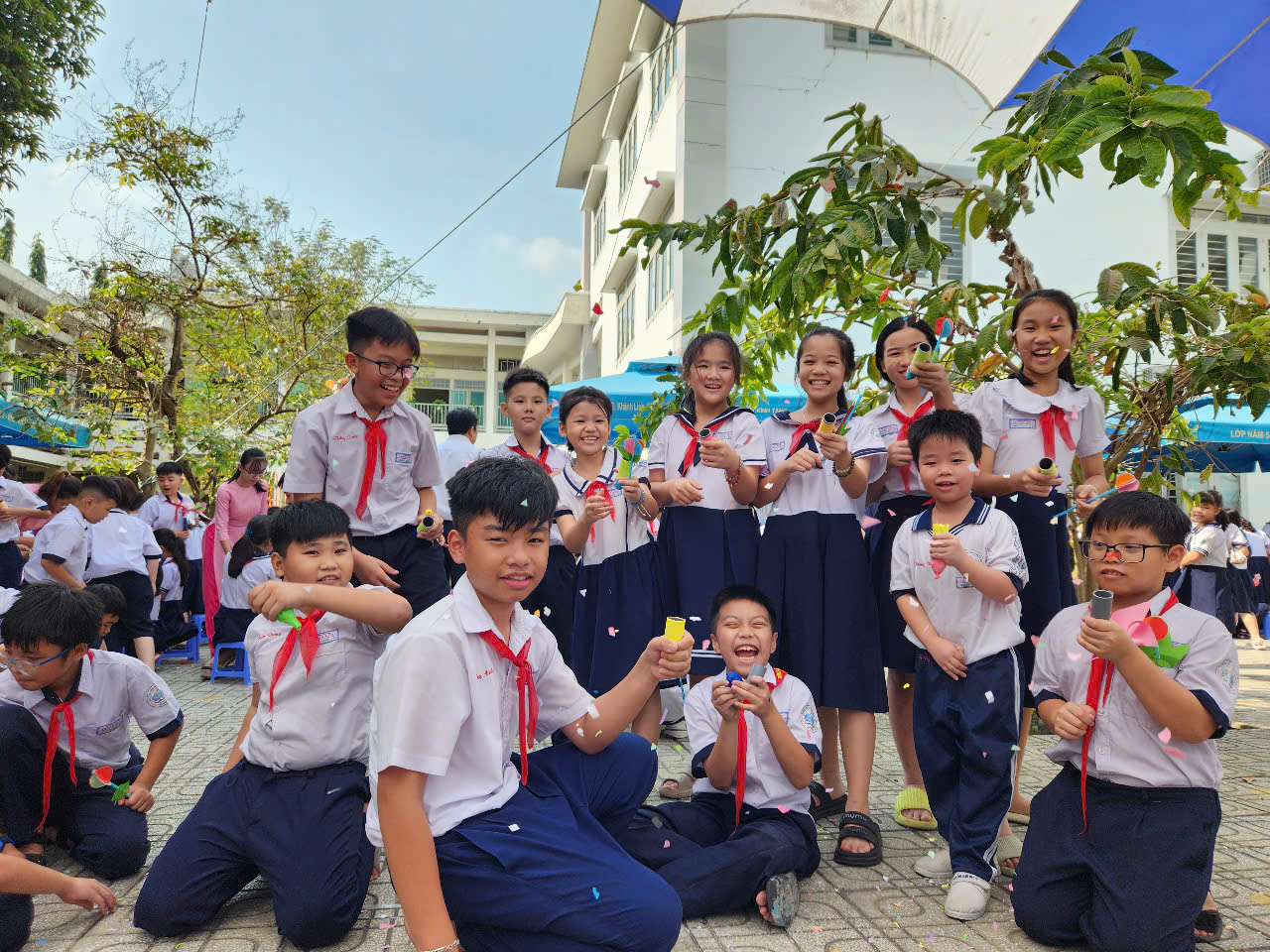 Trước Tết Nguyên đán, học sinh làm pháo hoa giấy, vẽ lì xì- Ảnh 1.