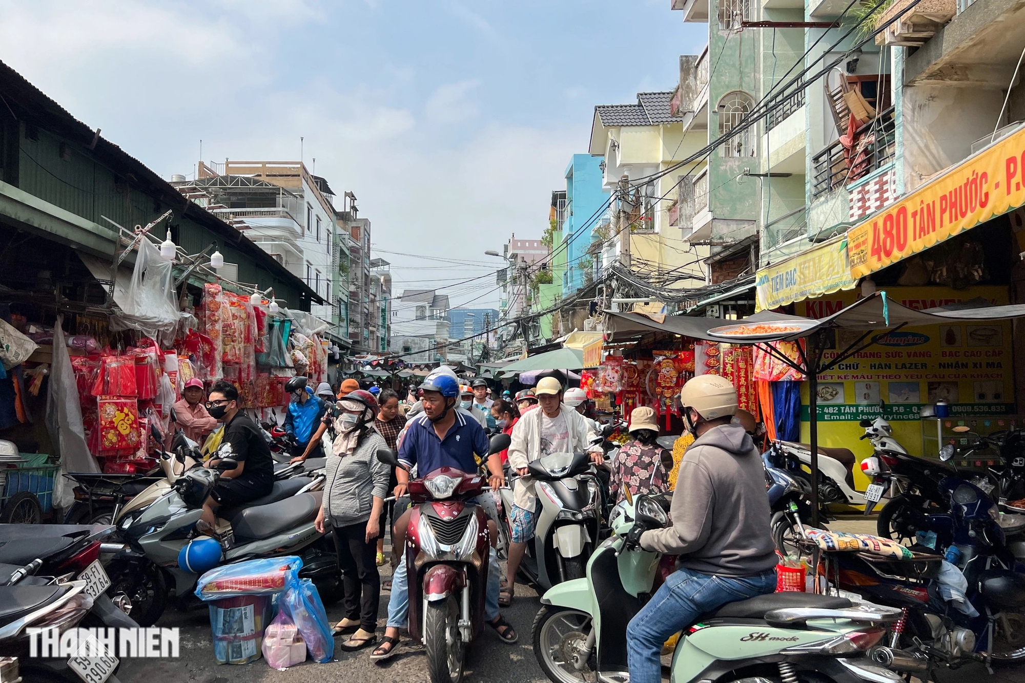 Chợ vàng mã ở TP.HCM dịp Tết Nguyên đán: 'Đồ giả nhưng tấm lòng thật'- Ảnh 1.