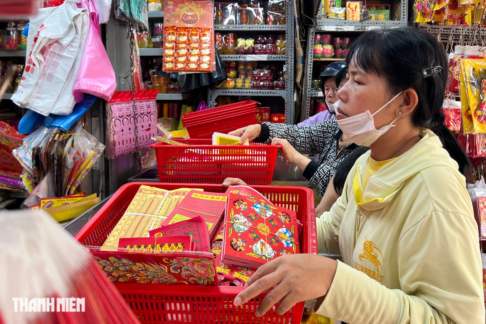 Chợ vàng mã ở TP.HCM dịp Tết Nguyên đán: 'Đồ giả nhưng tấm lòng thật'- Ảnh 6.