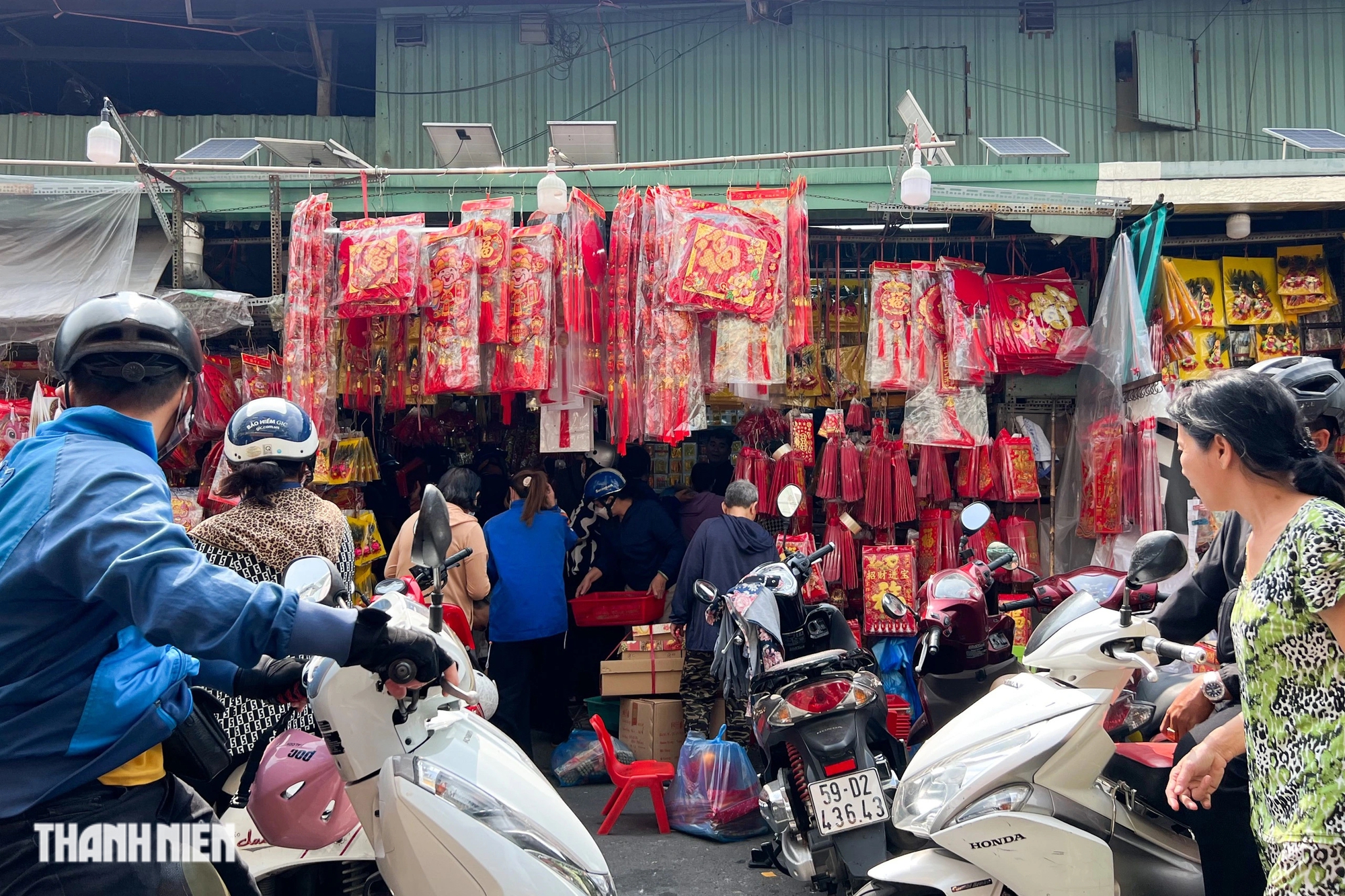 Chợ vàng mã ở TP.HCM dịp Tết Nguyên đán: 'Đồ giả nhưng tấm lòng thật'- Ảnh 2.