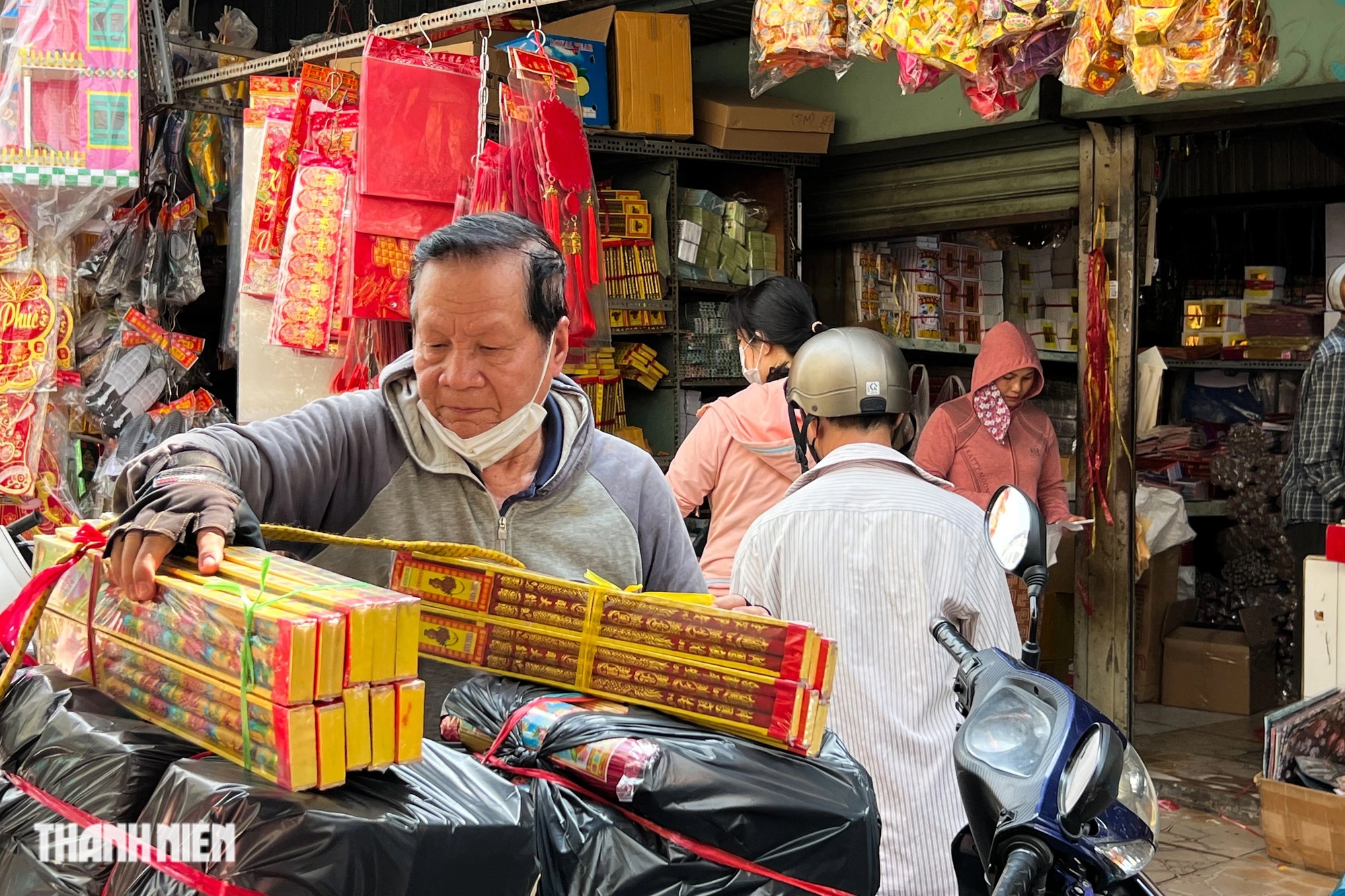 Chợ vàng mã ở TP.HCM dịp Tết Nguyên đán: 'Đồ giả nhưng tấm lòng thật'- Ảnh 14.