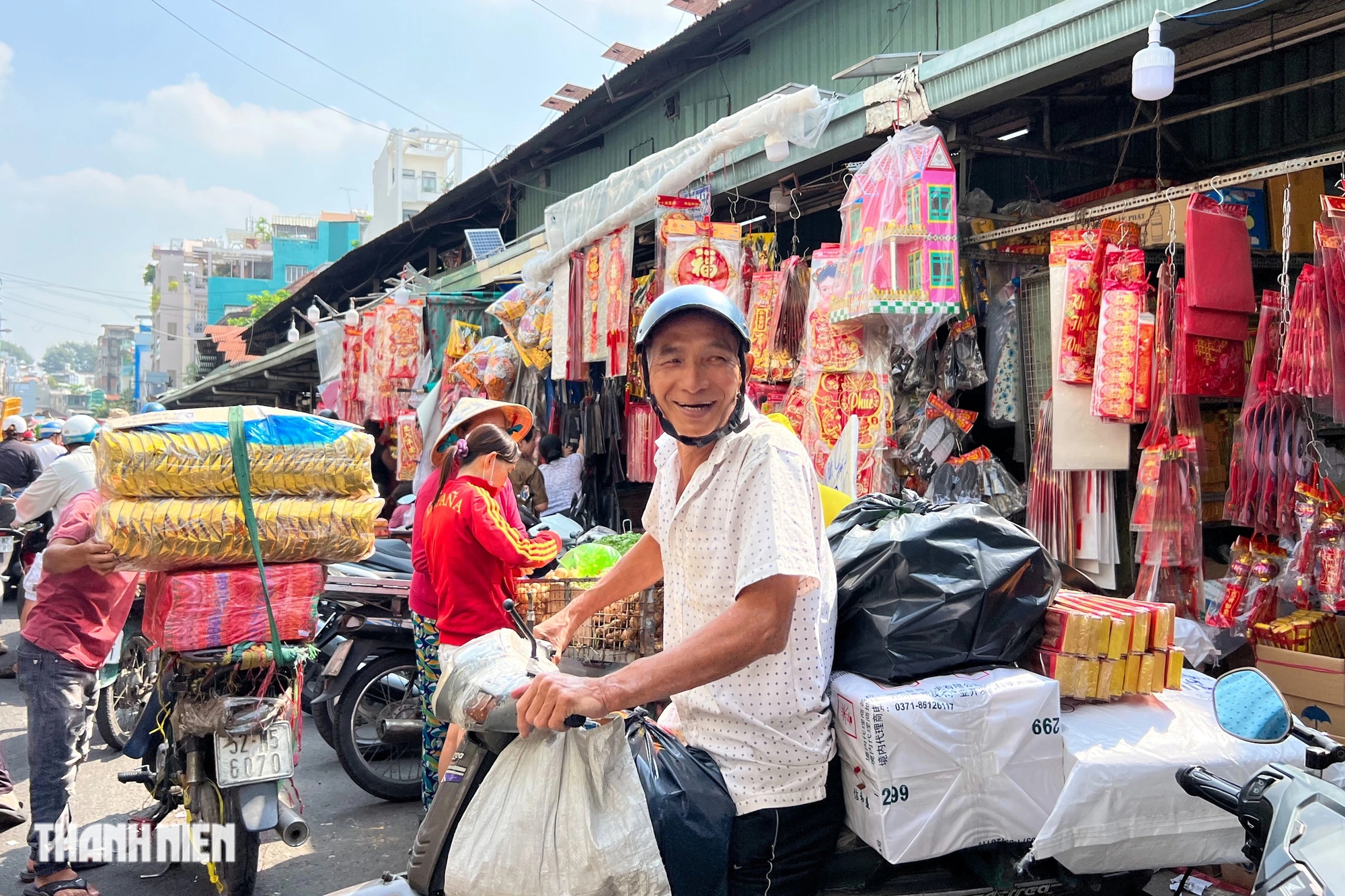 Chợ vàng mã ở TP.HCM dịp Tết Nguyên đán: 'Đồ giả nhưng tấm lòng thật'- Ảnh 15.