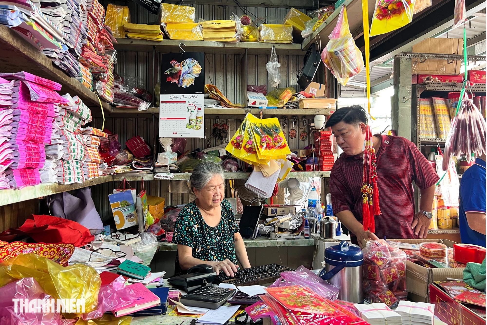 Chợ vàng mã ở TP.HCM dịp Tết Nguyên đán: 'Đồ giả nhưng tấm lòng thật'- Ảnh 4.